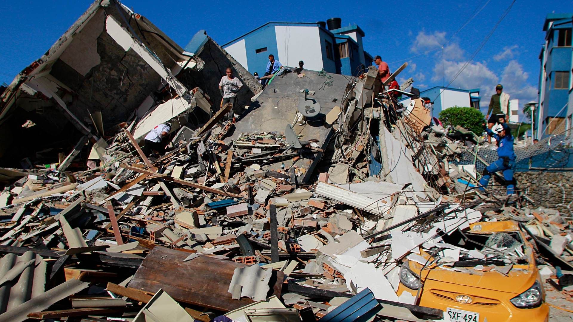 Residentes buscan entre los escombros tras terremoto en Colombia. Foto: AP