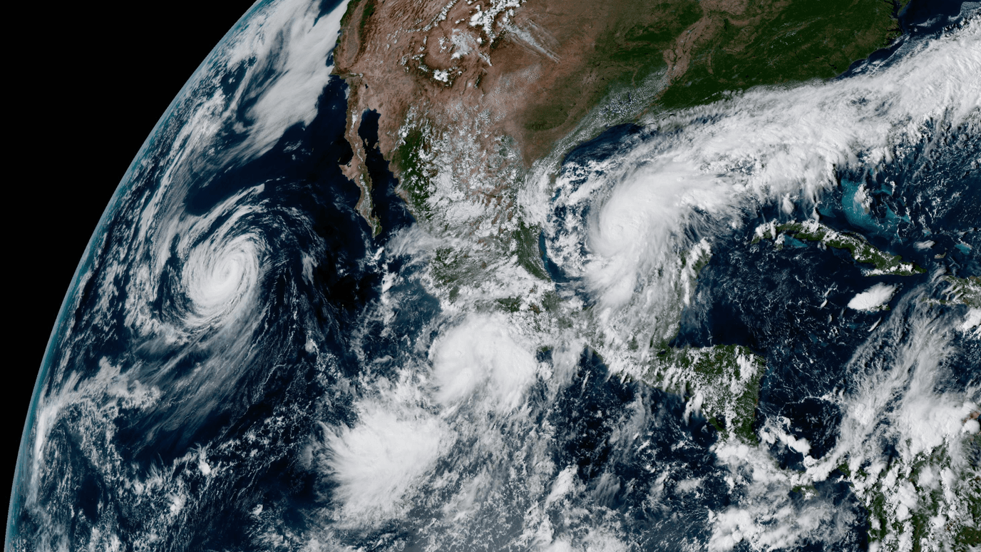 México enfrenta tres ciclones por ambos océanos