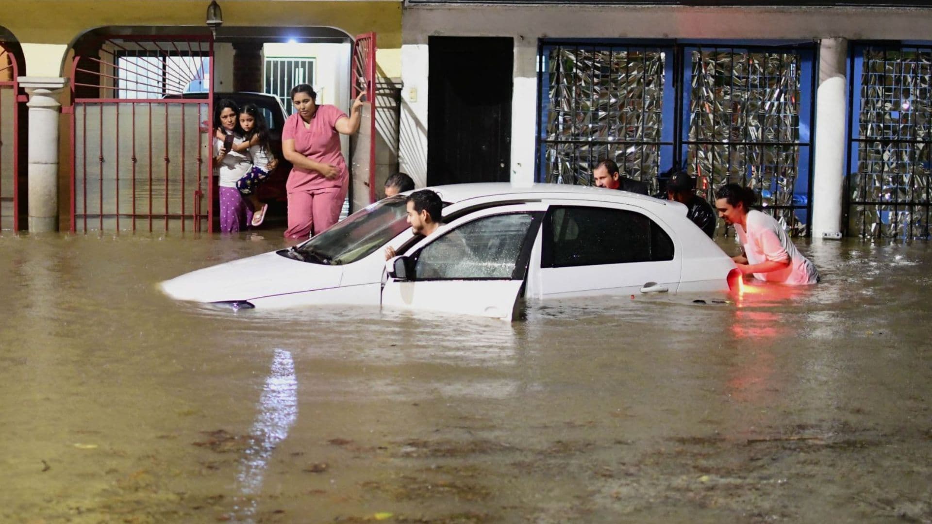 Habitantes de Xalapa, Veracruz, padecen por las lluvias e inundaciones