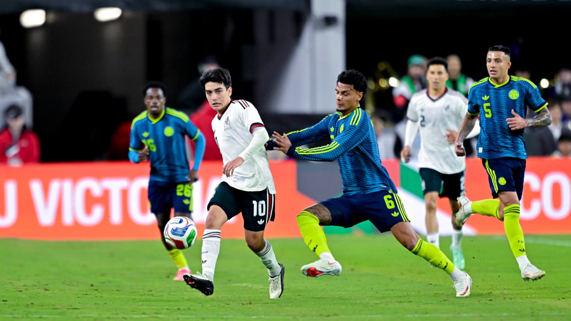 Gilberto Mora durante un partido con la Selección Mexicana