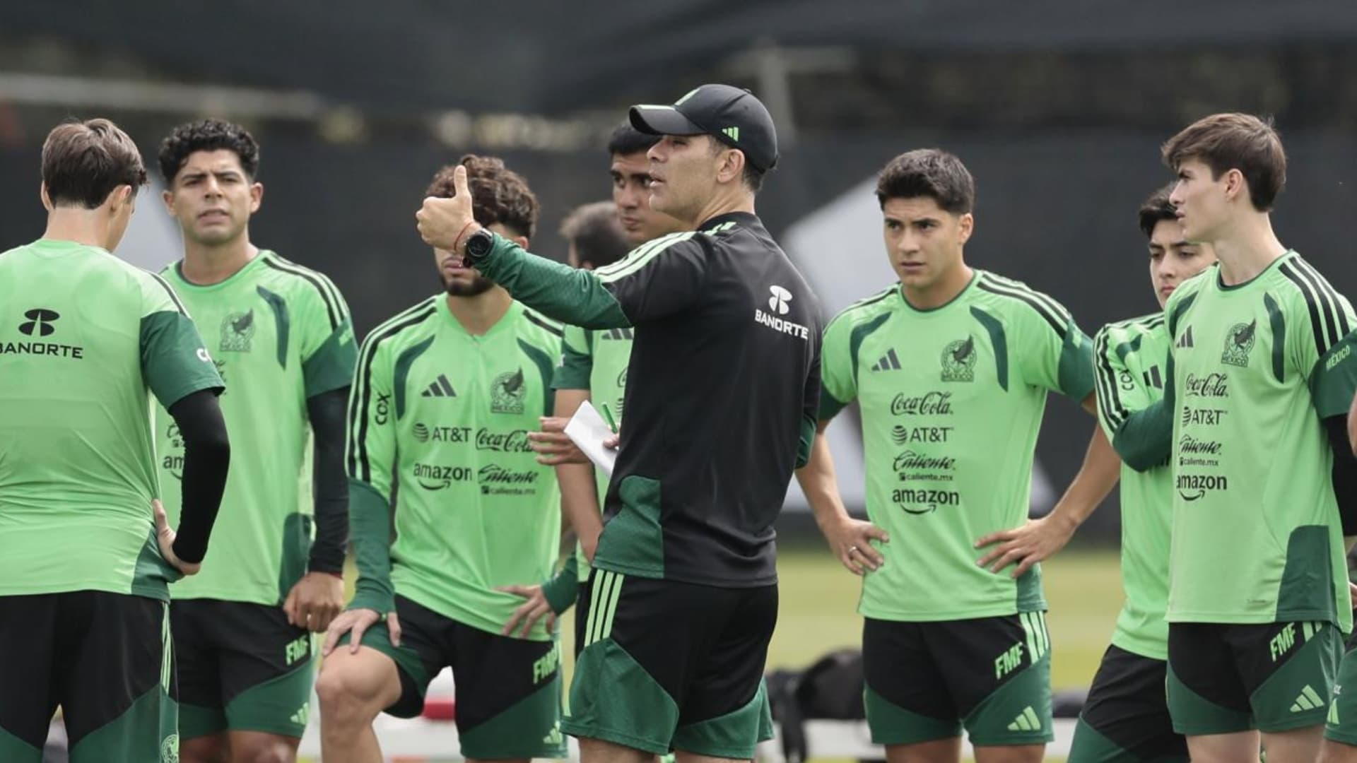 El entrenador Rafael Márquez comparte sus conceptos futbolísticos con los jugadores de la Selección Mexicana durante una práctica.