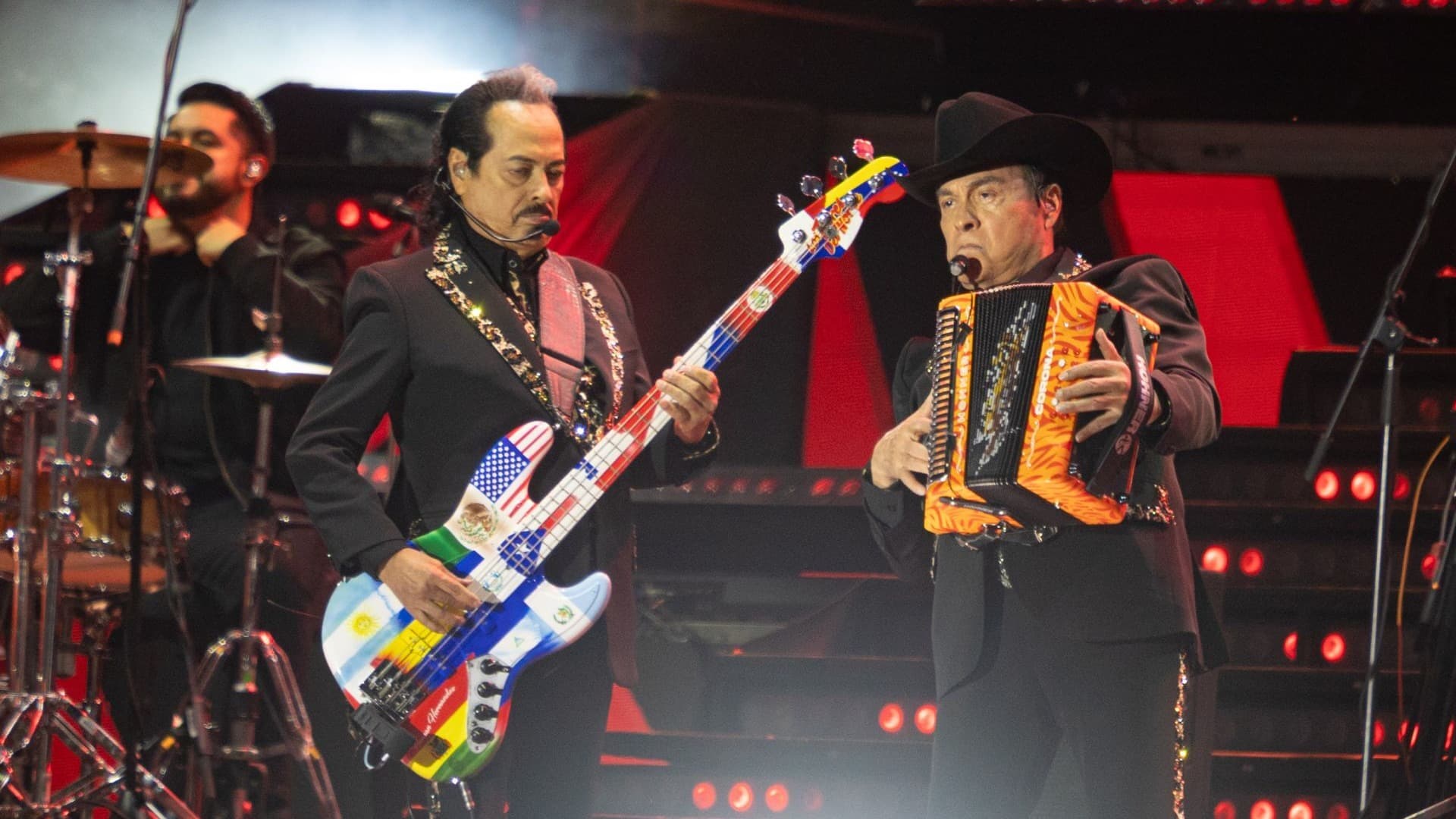 Los Tigres del Norte durante concierto en la explanada de la Alcaldía Venustiano Carranza