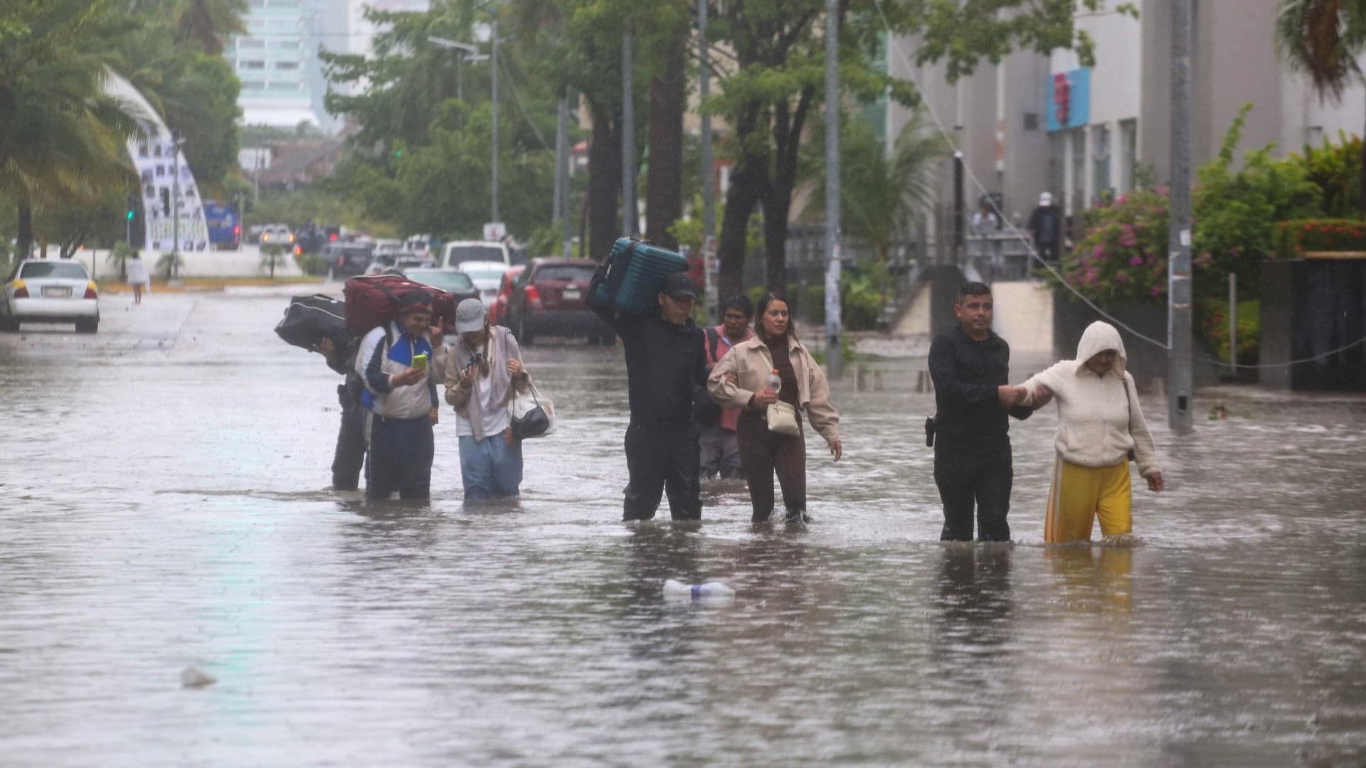 Fuertes lluvias en Acapulco, Guerrero, tras el paso del huracán Polo