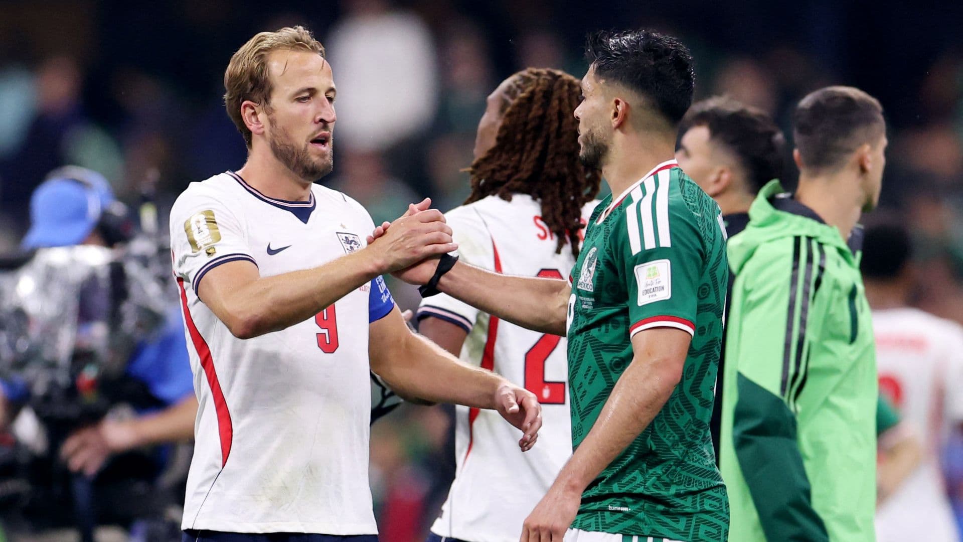 Harry Kane saluda a Raúl Jiménez tras el partido México vs Inglaterra en el Mundial 2026