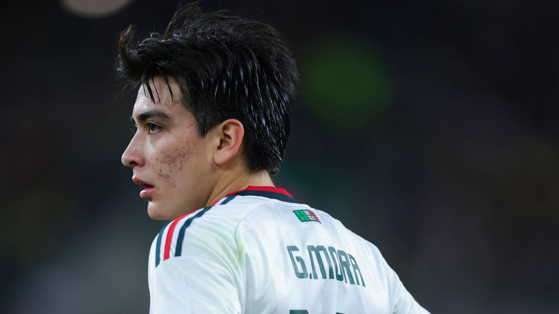Gilberto Mora durante un partido con la Selección Mexicana
