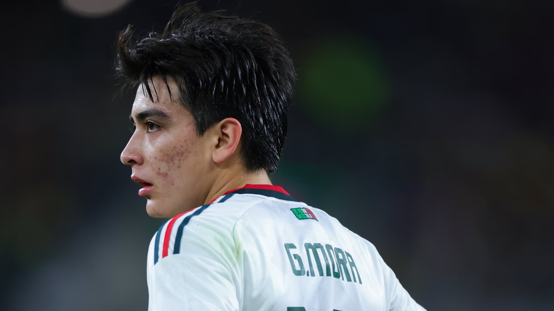 Gilberto Mora durante un partido con la Selección Mexicana