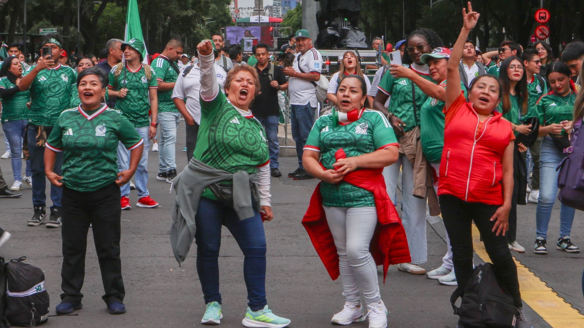Aficionados portan la playera de la Selección Mexicana, para apoyar a México en el Mundial.