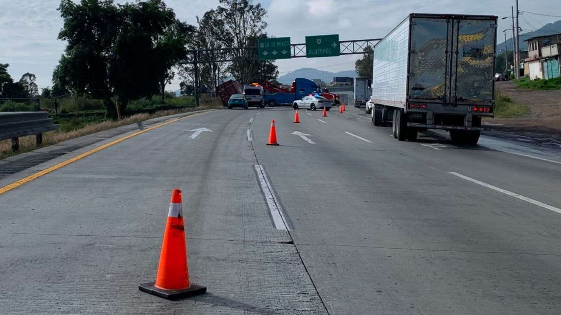 Guardia Nacional atiende un accidente en el km 83 de la autopista México-Querétaro