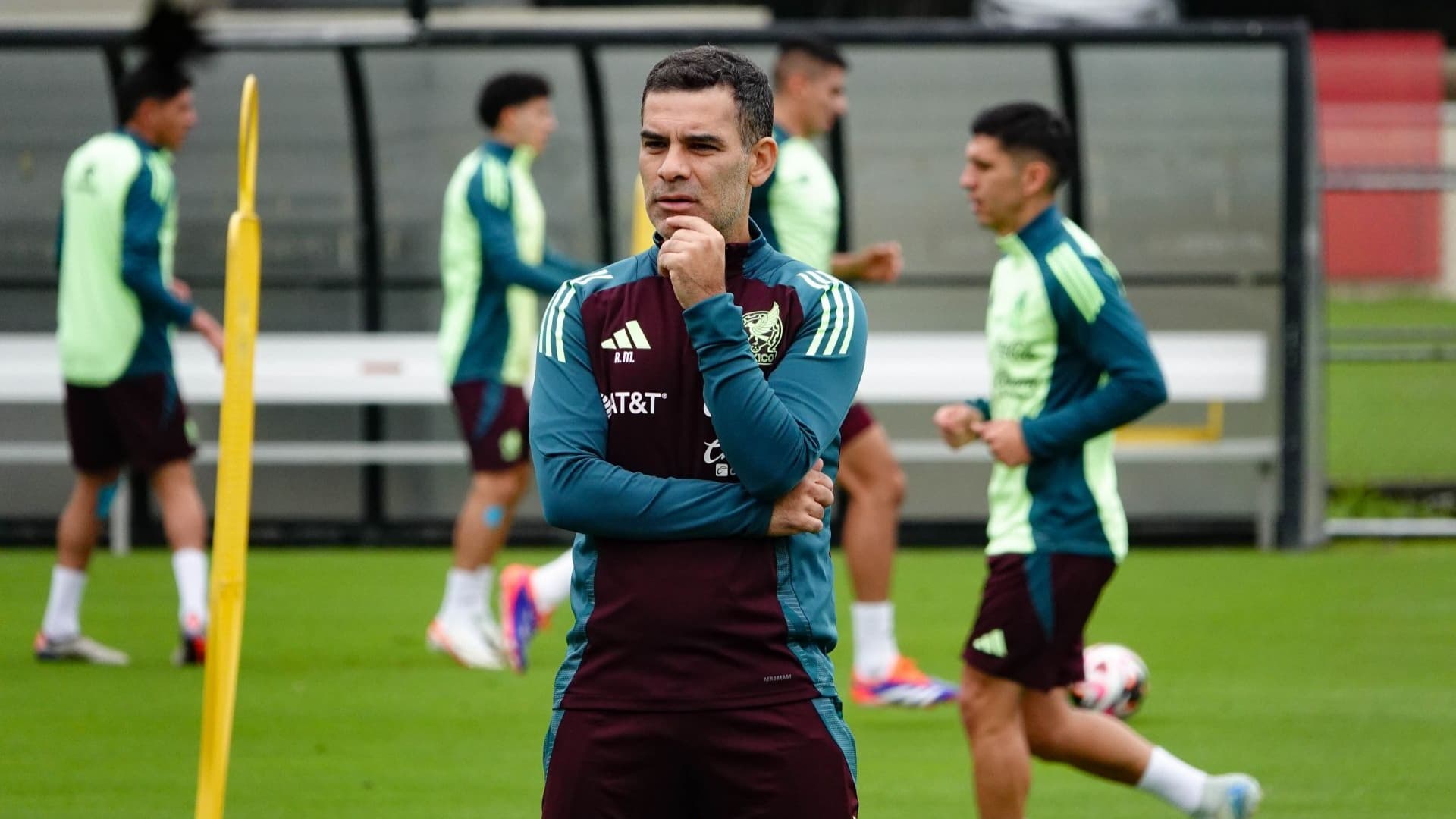El estratega Rafael Márquez observa el entrenamiento de los convocados de la Selección Mexicana.