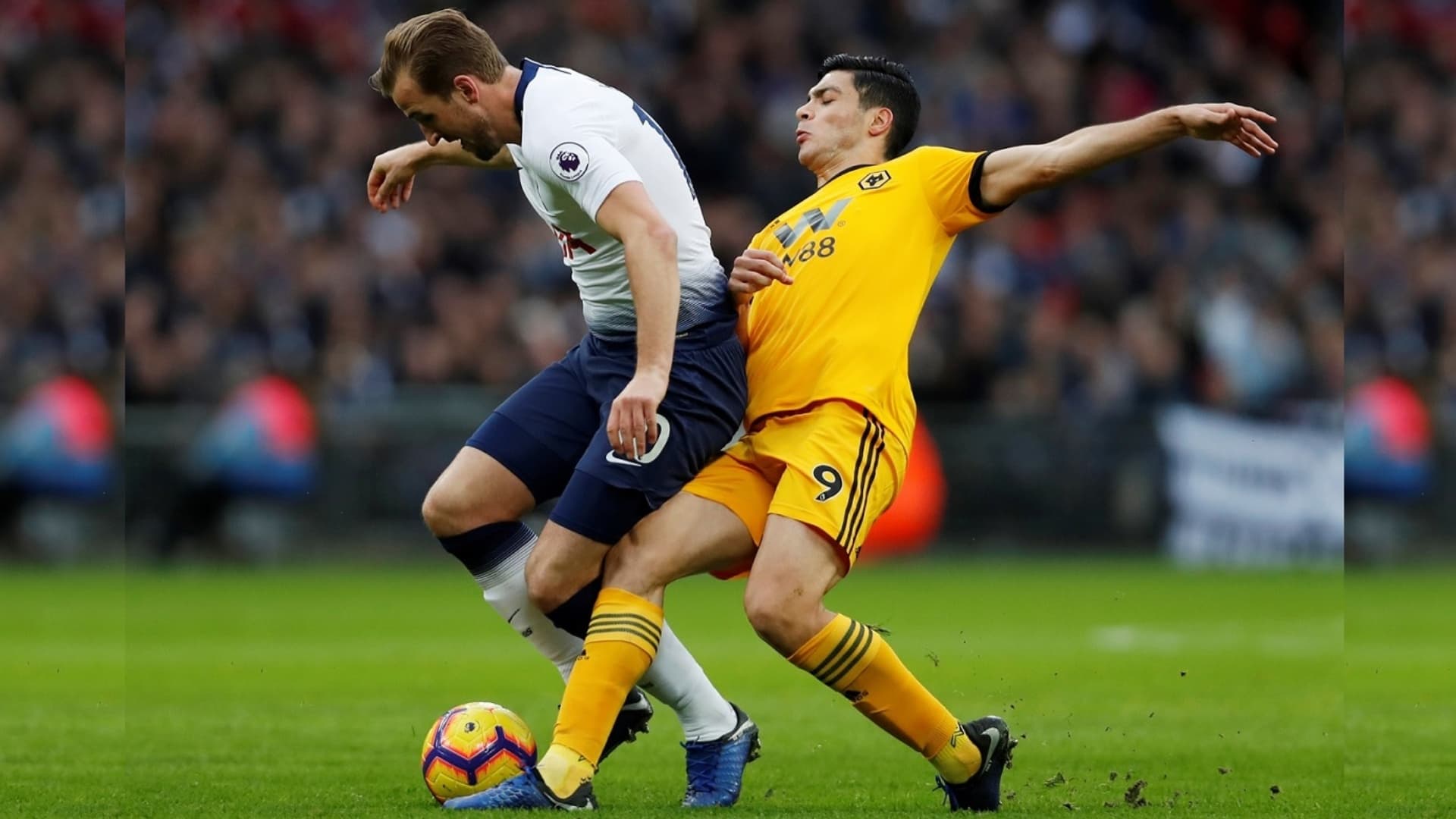 Raúl Jiménez y Harry Kane ya se han enfrentado antes en la Premier League