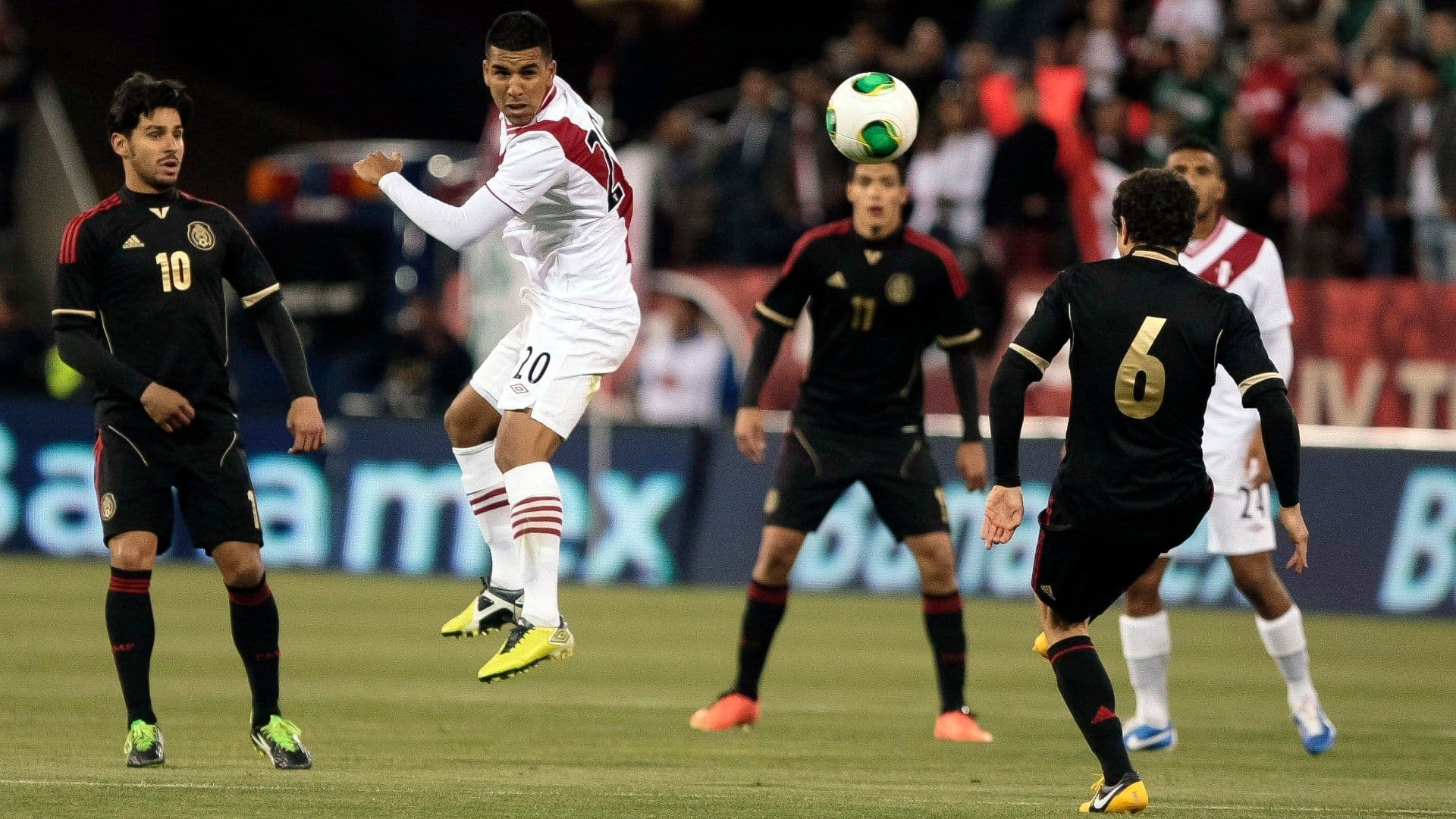 Mexicanos y peruanos empataron 0-0 en el 2013, durante un duelo amistoso en el Candlestick Park de San Francisco, California.