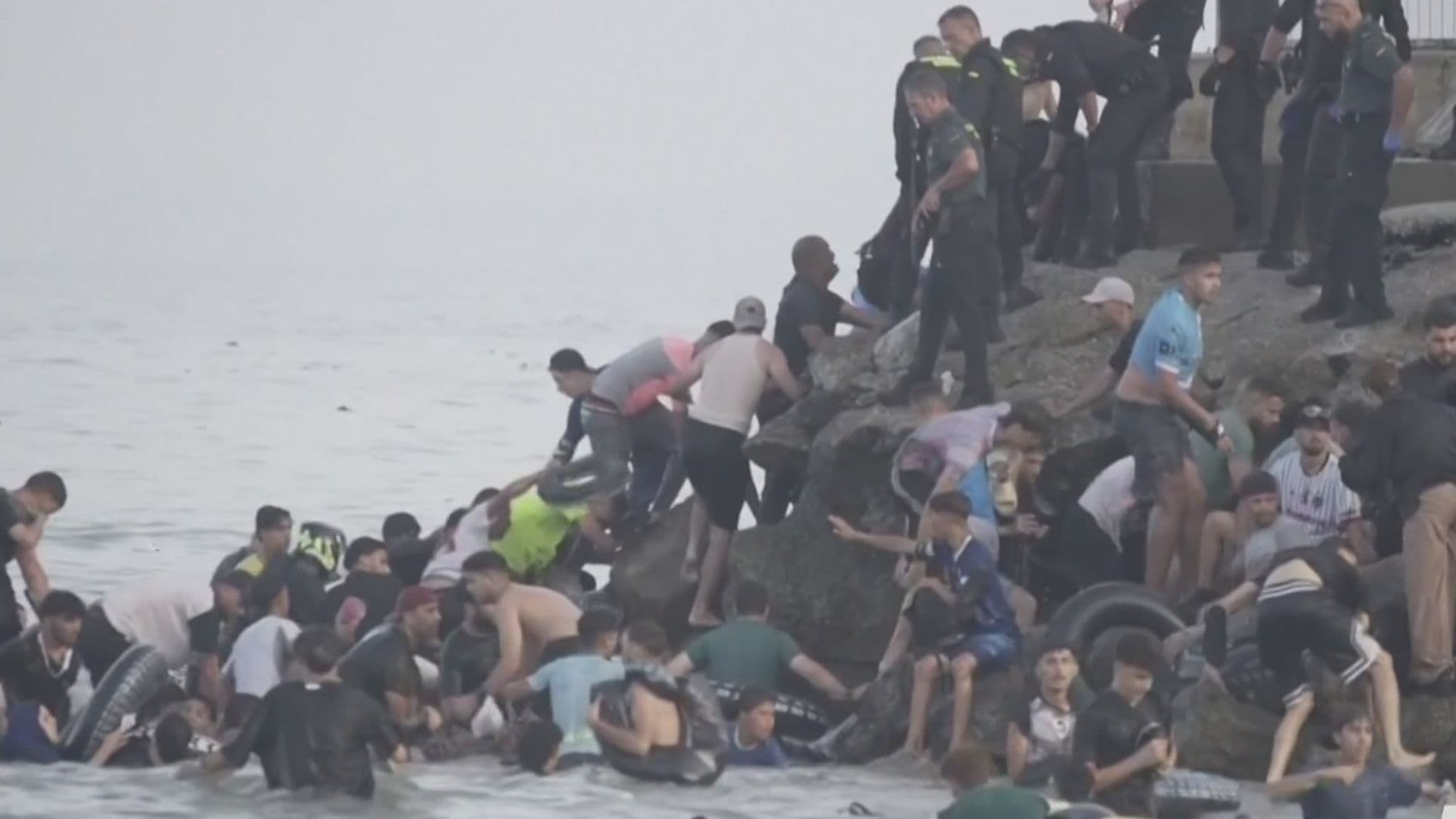 Migrantes llegan nadando a Ceuta.