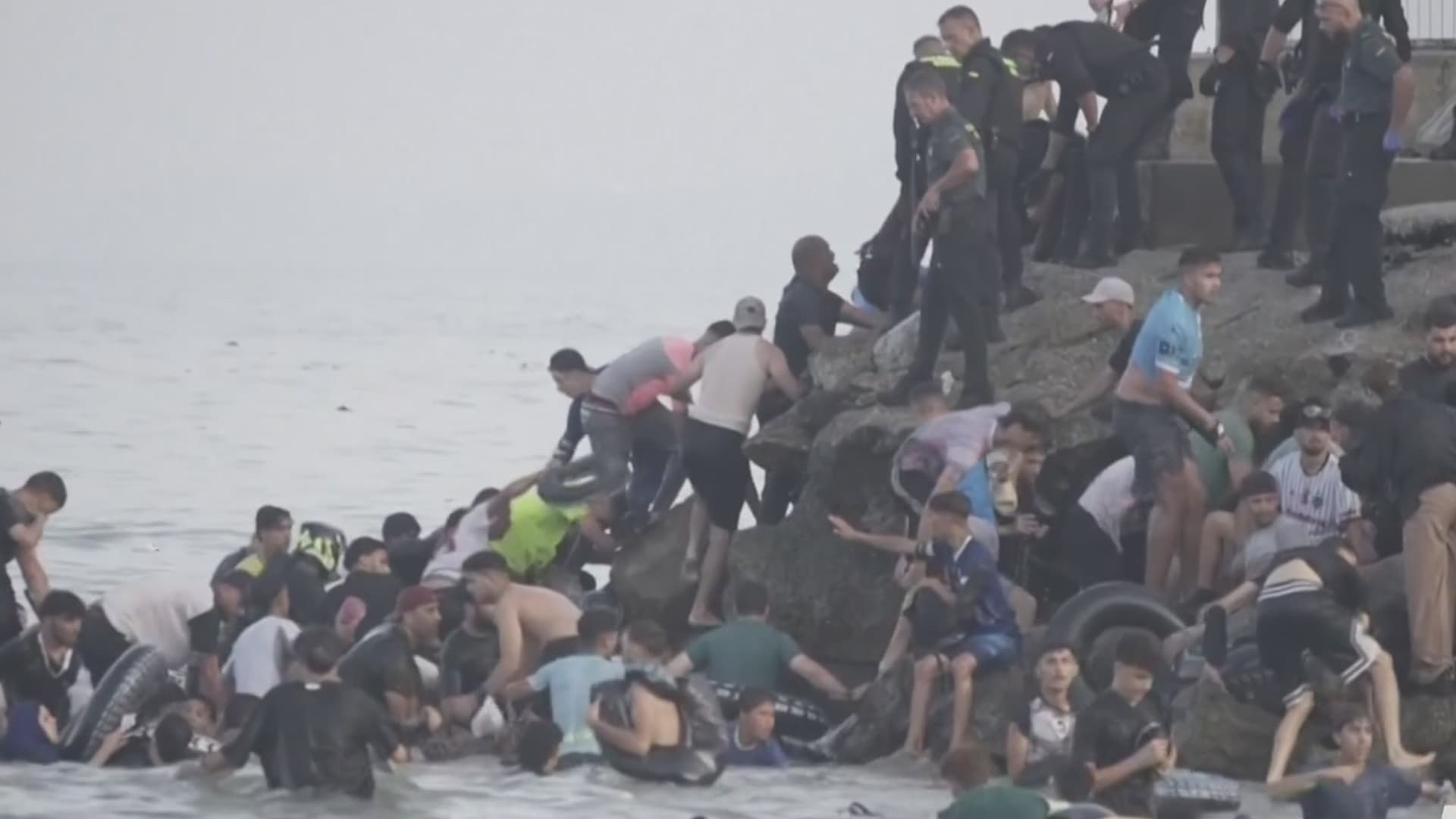 Migrantes llegan nadando a Ceuta.