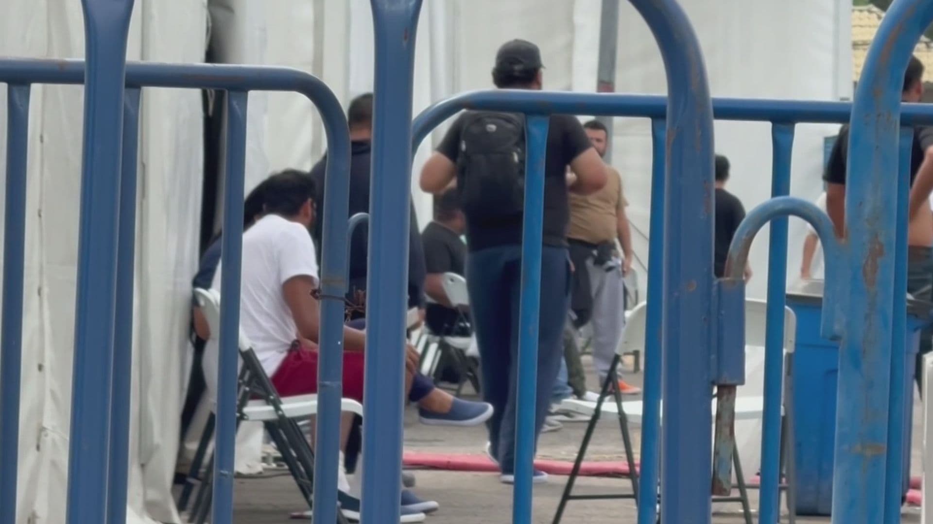 Mexicanos Deportados desde Estados Unidos Esperan en Chiapas Ayuda de Familiares