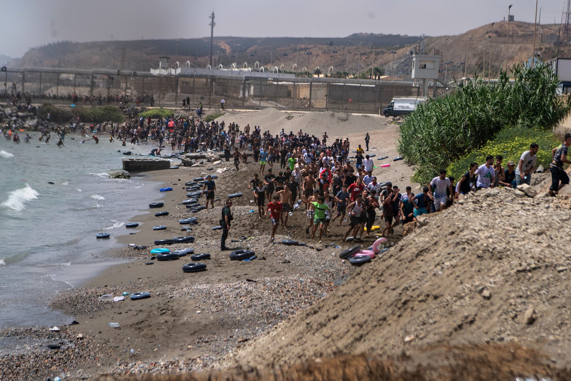 Migrantes intentan ingresar a Ceuta, España, desde Marruecos el jueves 30 de julio de 2026.