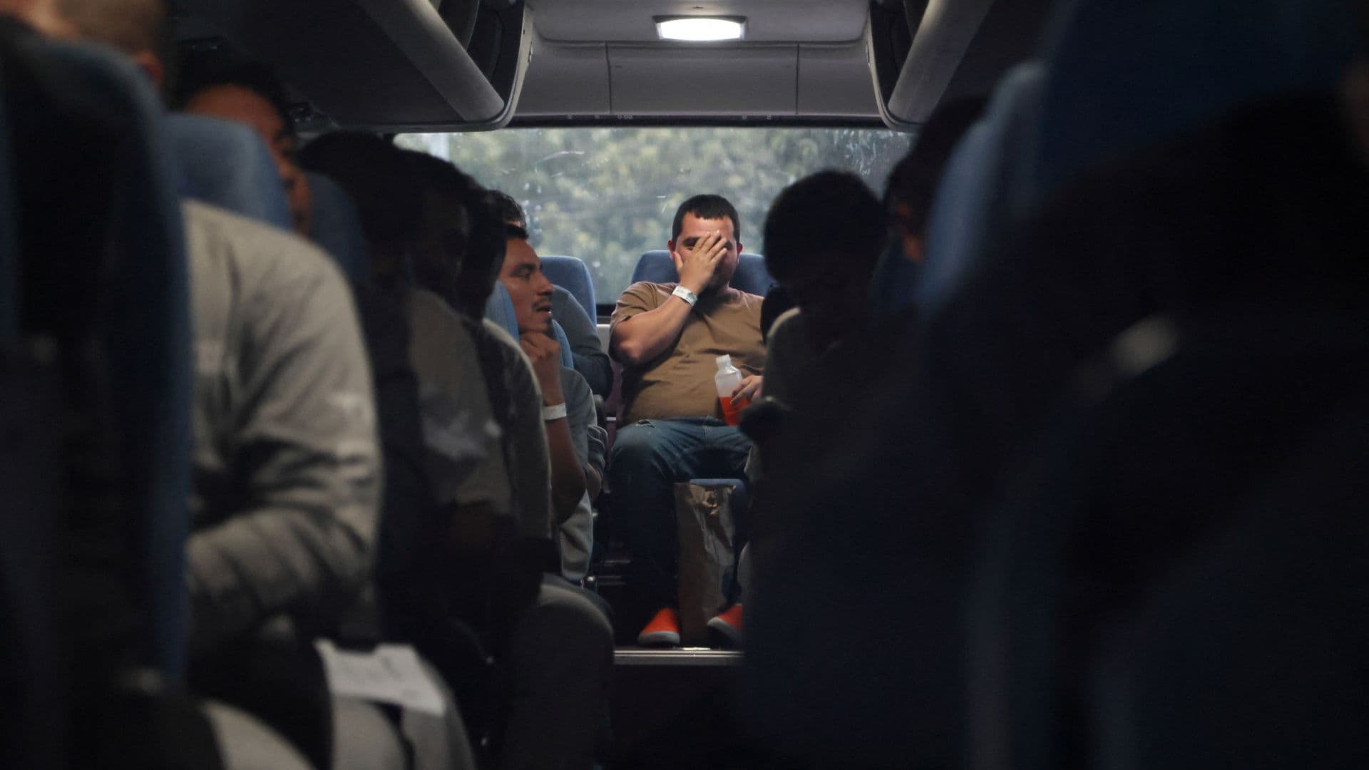 Migrantes mexicanos deportados a Guatemala rumbo a Chiapas.