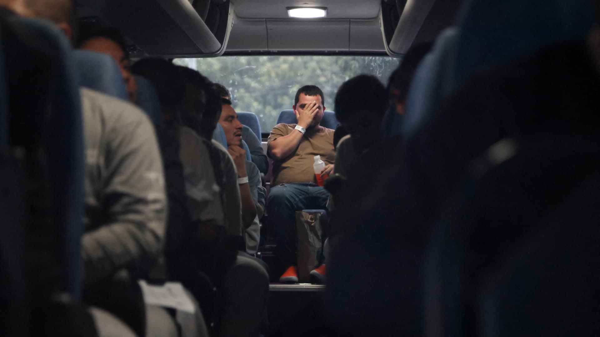 Migrantes mexicanos deportados a Guatemala rumbo a Chiapas.