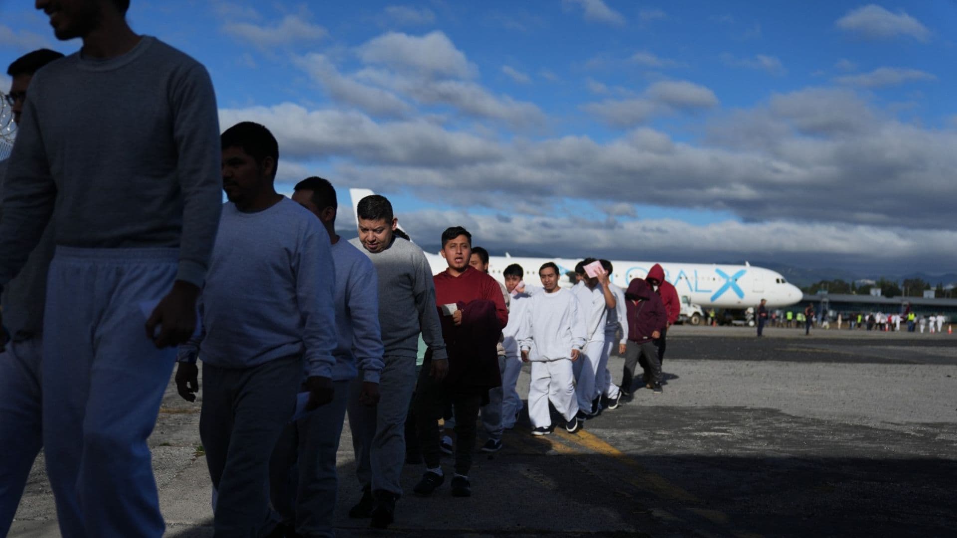 Un grupo de migrantes es deportado hacía Guatemala desde EUA