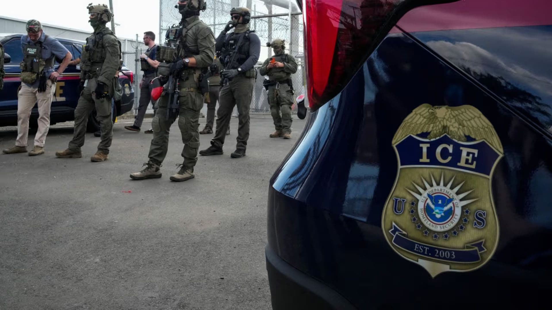 Oficiales del Servicio de Inmigración y Control de Aduanas de Estados Unidos (ICE) y agentes federales