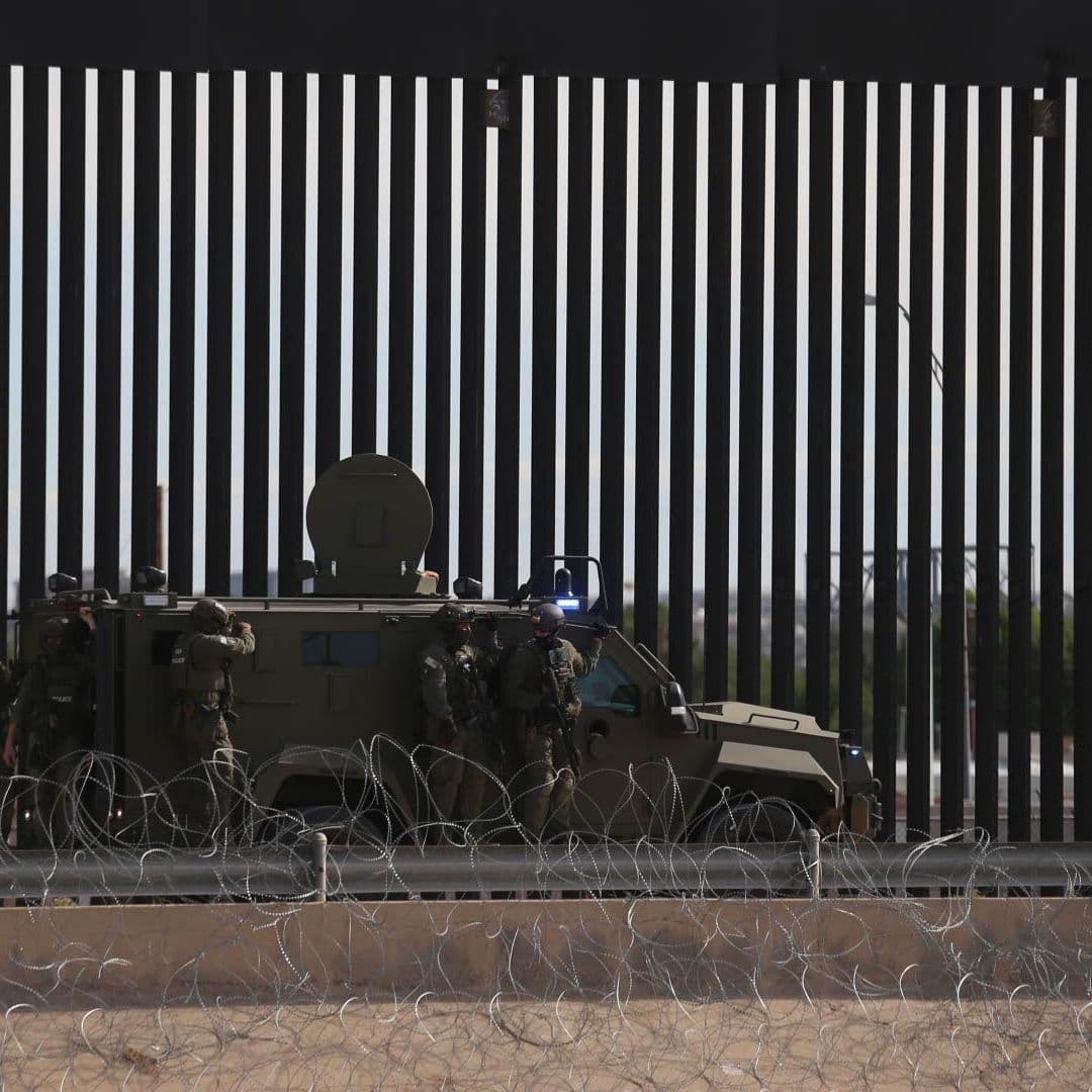 Elementos estadounidenses vigilan la frontera con México