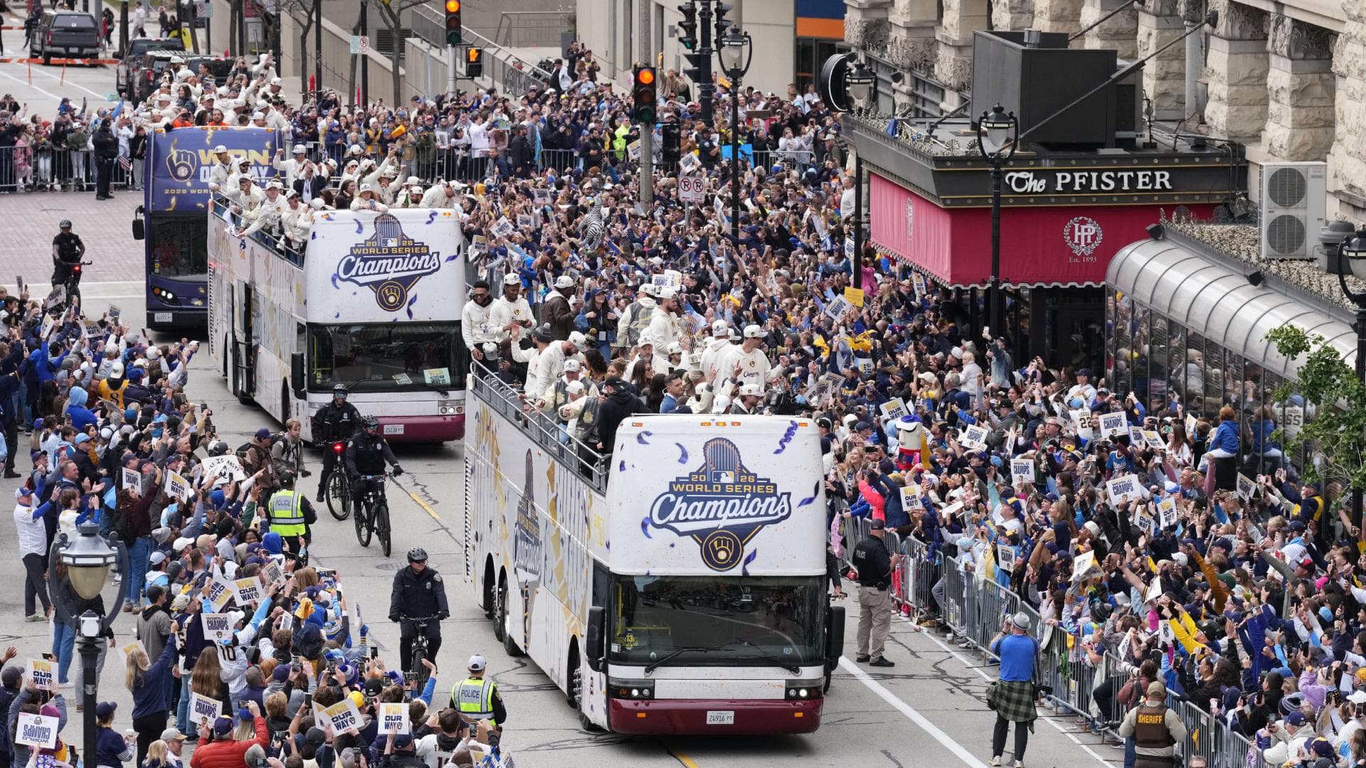 Los autobuses que transportaban al equipo campeón recorrieron el centro de la ciudad de Milwaukee.
