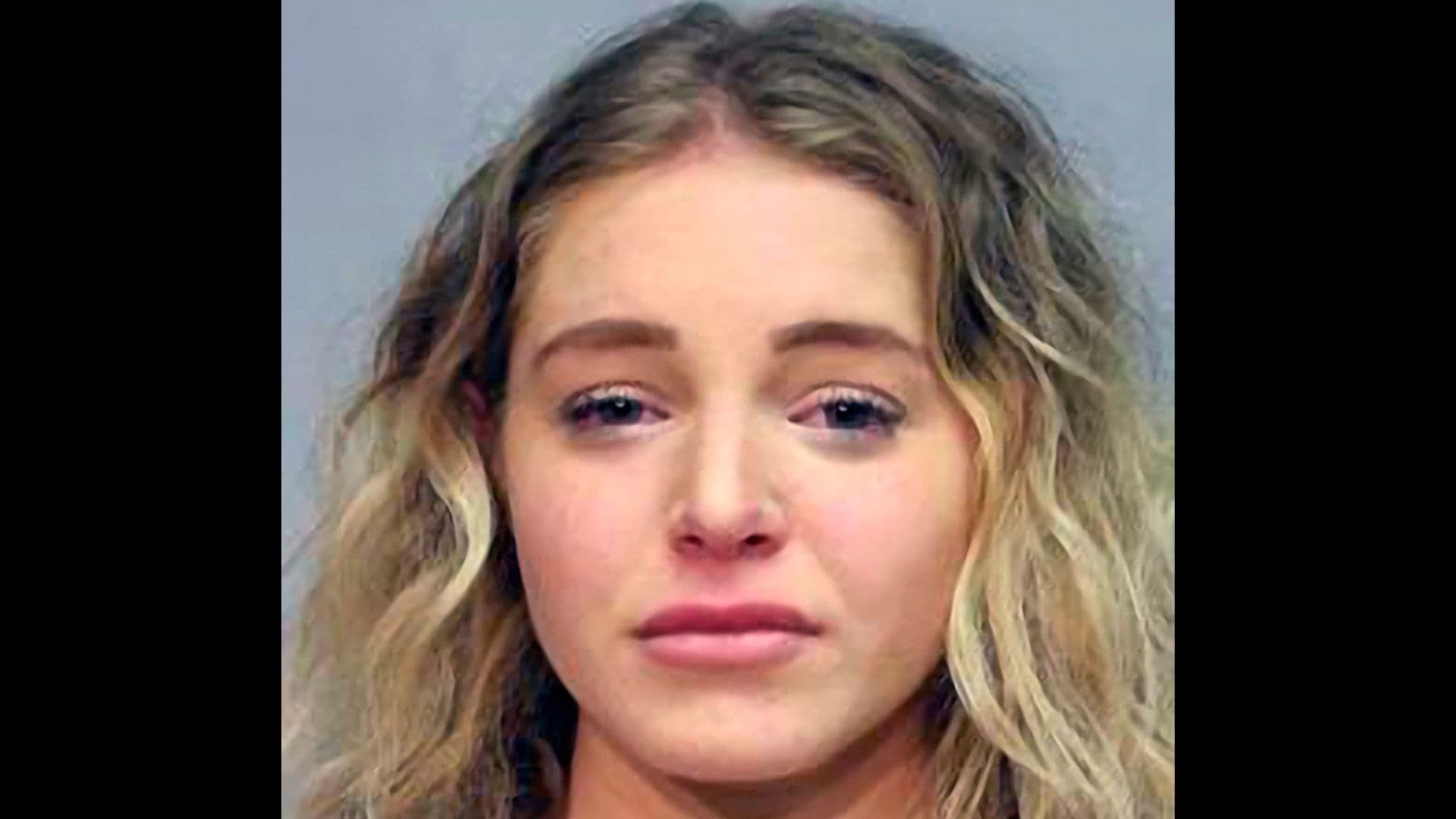 Courtney Clenney, modelo de redes sociales, en una imagen proporcionada por la Policía de Hawái tras su arresto en 2022.