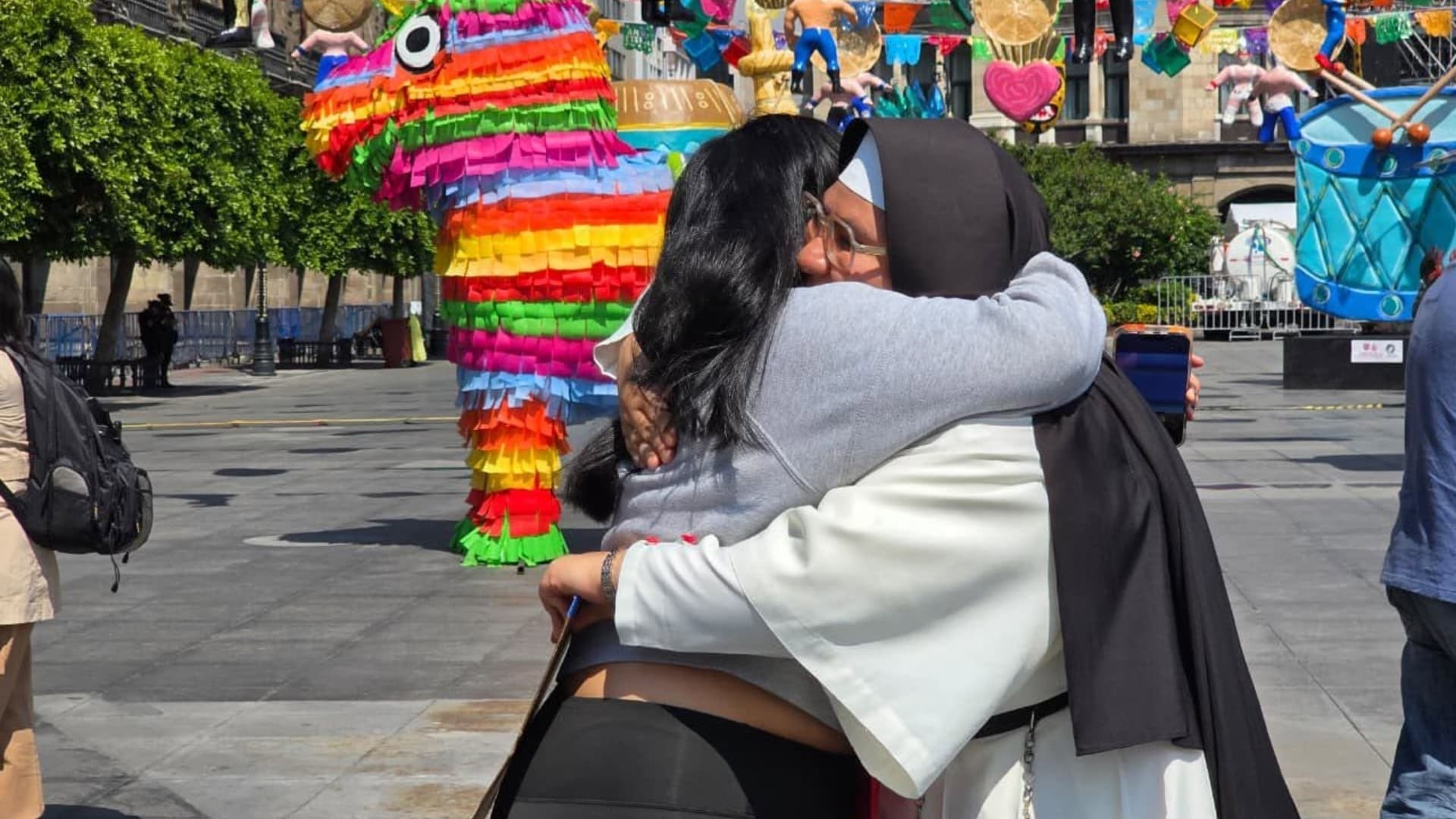 Las monjas acudieron al Fan Fest en el Zócalo de CDMX por el Mundial 2026
