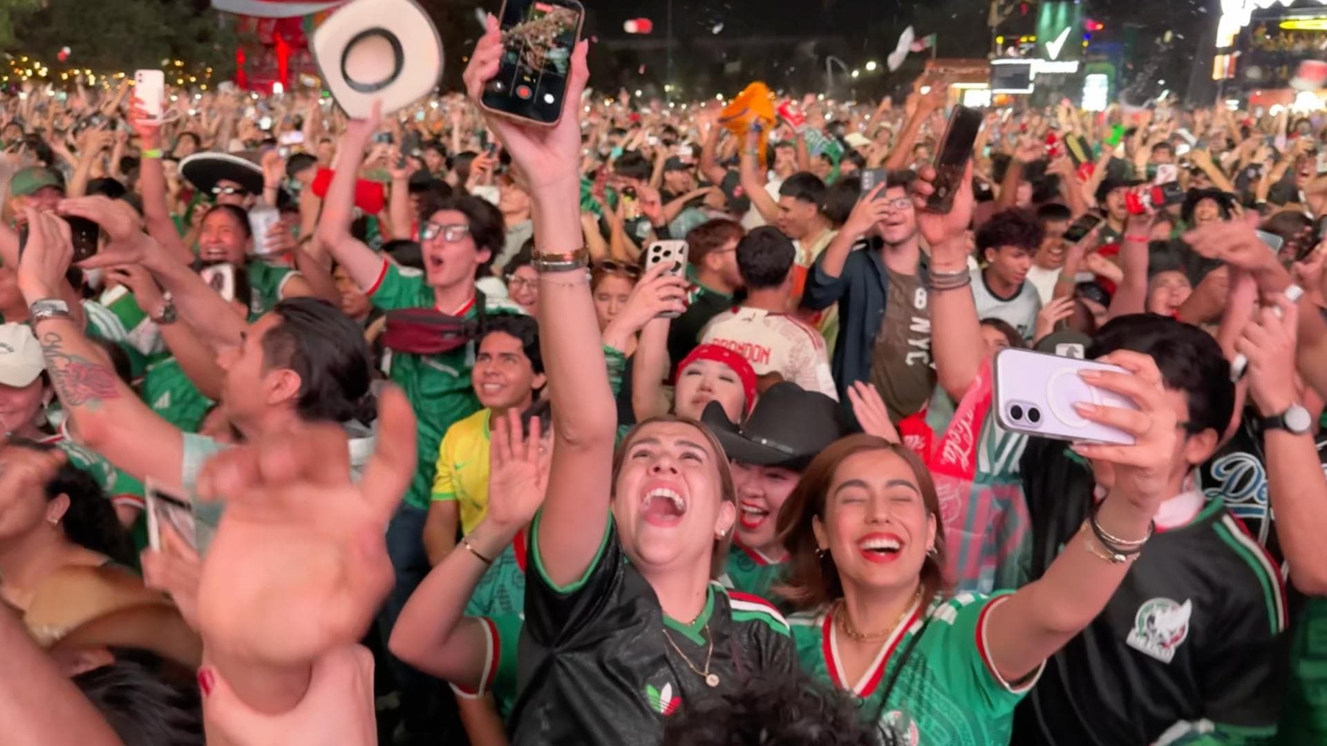 Celebran en Monterrey el triunfo de México ante Ecuador