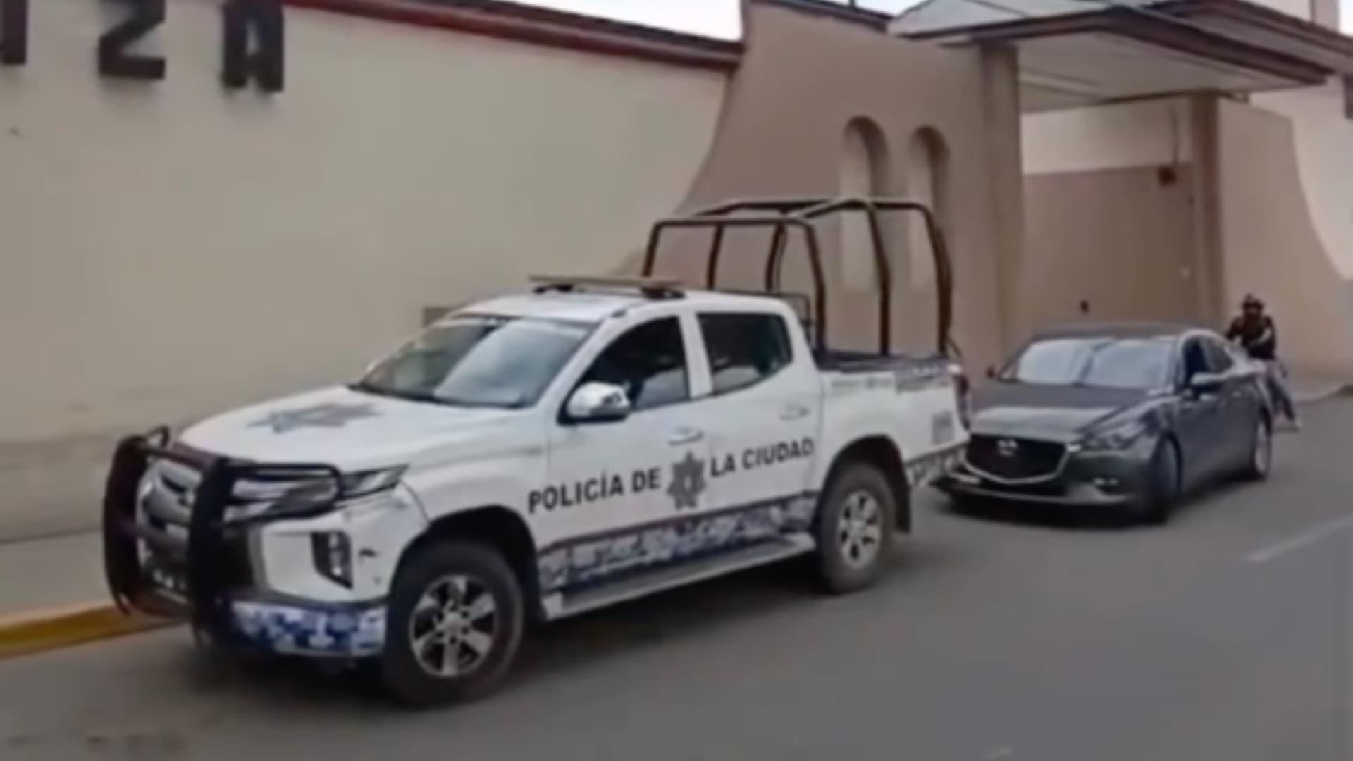 Localizan a un hombre muerto en un motel de Puebla.