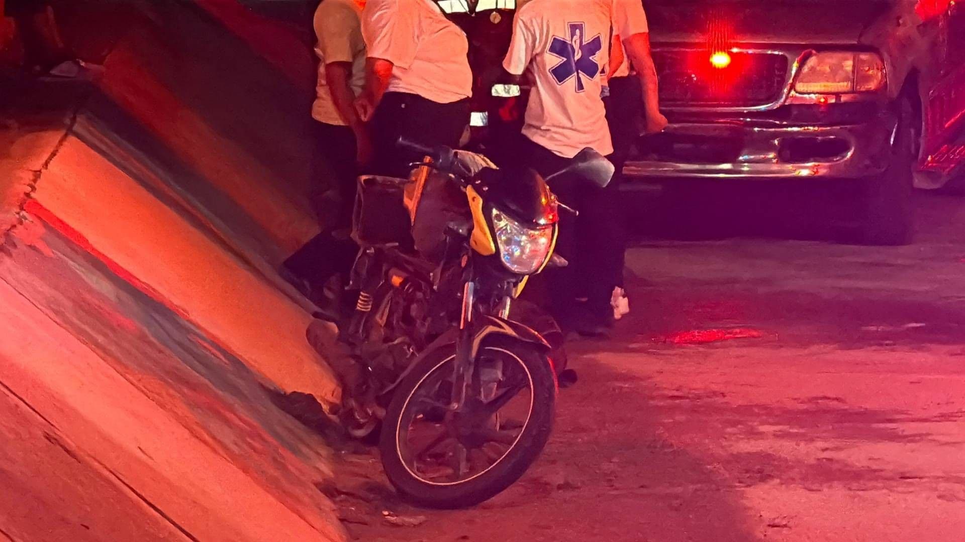 Tras el fuerte choque, el motociclista fue proyectado varios metros.