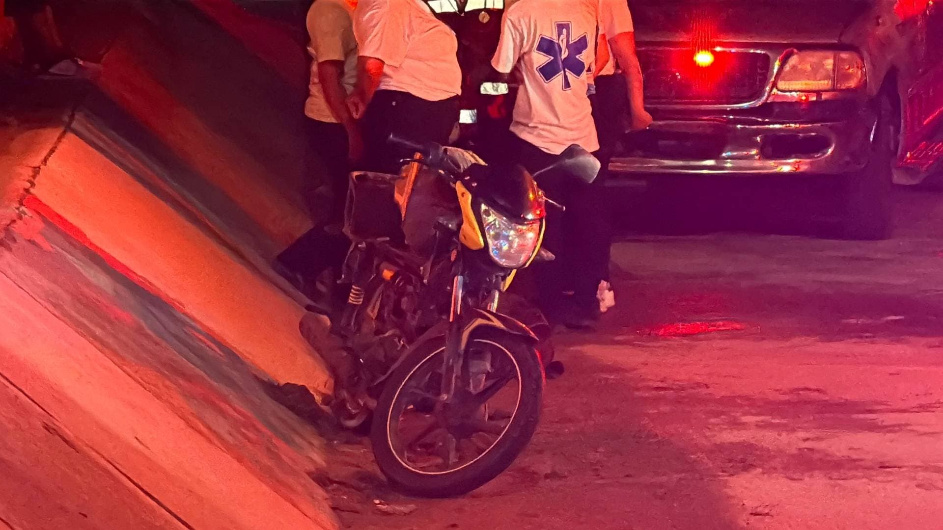 Tras el fuerte choque, el motociclista fue proyectado varios metros.