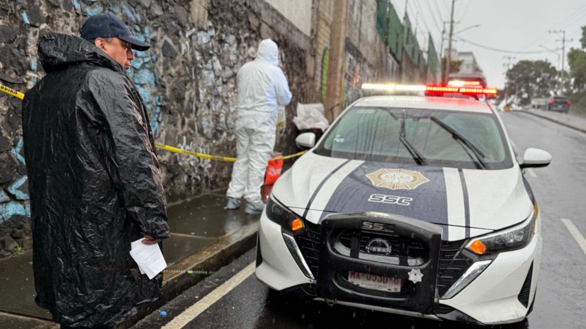 Policías resguardan zona donde murió un motociclista en la Álvaro Obregón, en CDMX