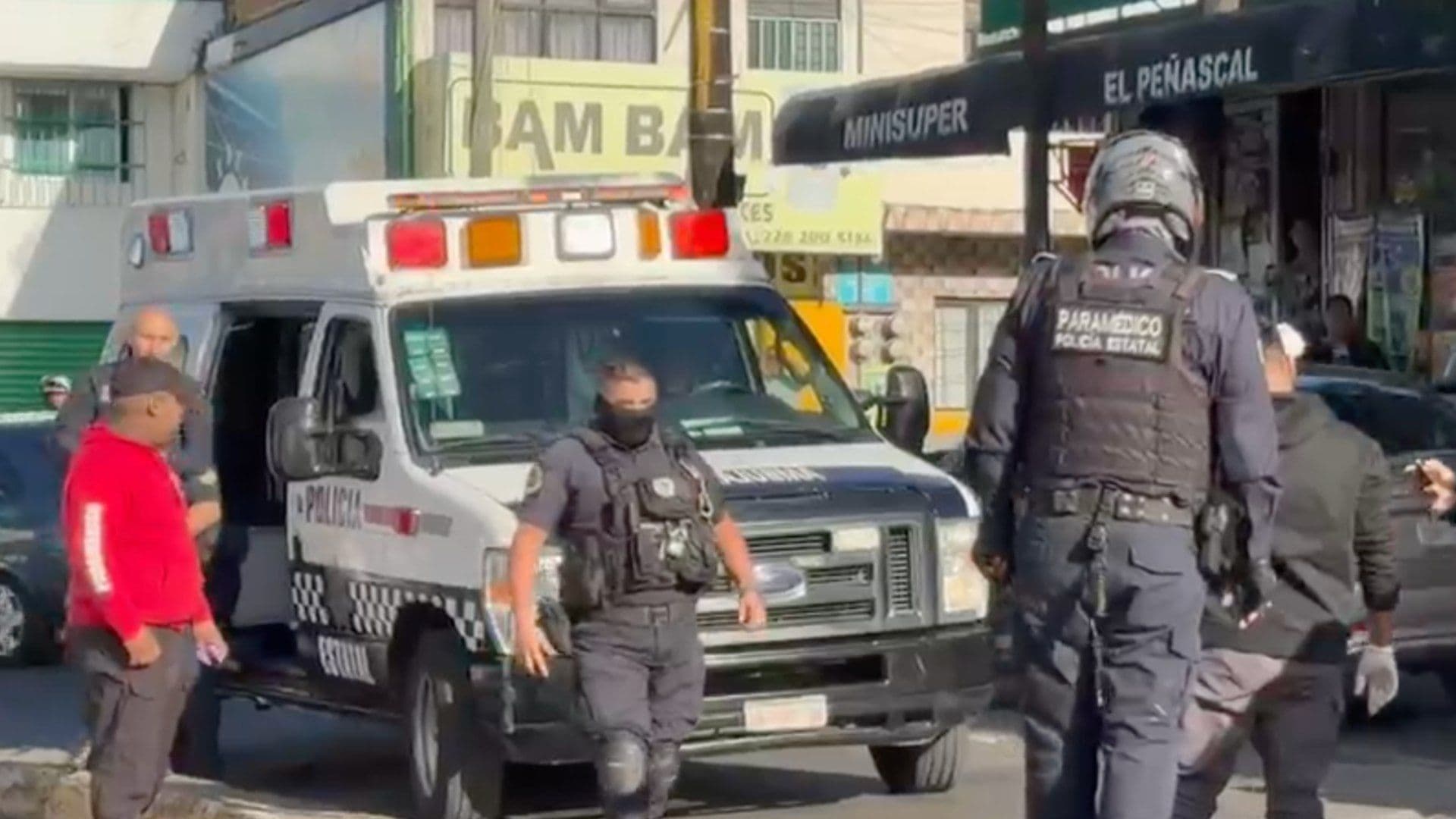 Paramédicos atendieron ala mujer lesionada en este aparatoso accidente en Xalapa