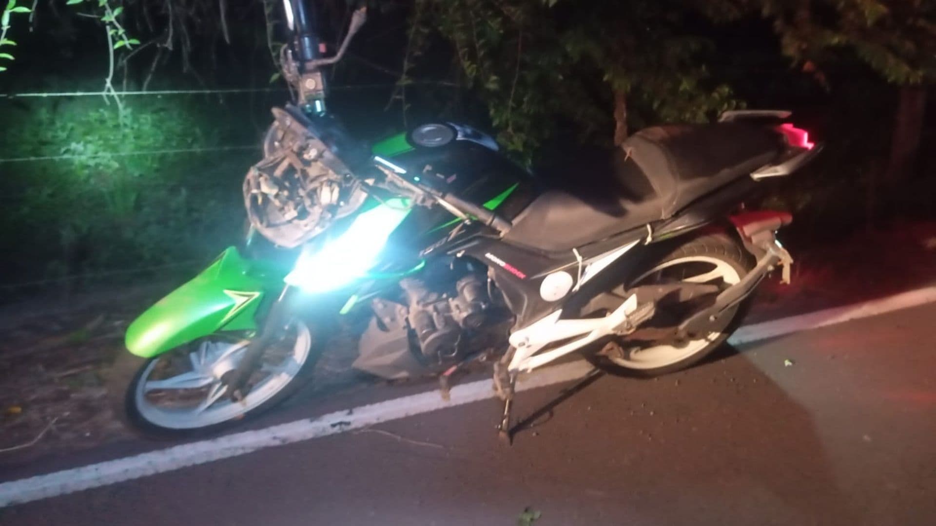 El motociclista perdió la vida al instante, por lo que los cuerpos de emergencias solo confirmaron que ya no contaba con signos vitales. Foto: Manuel Monroy