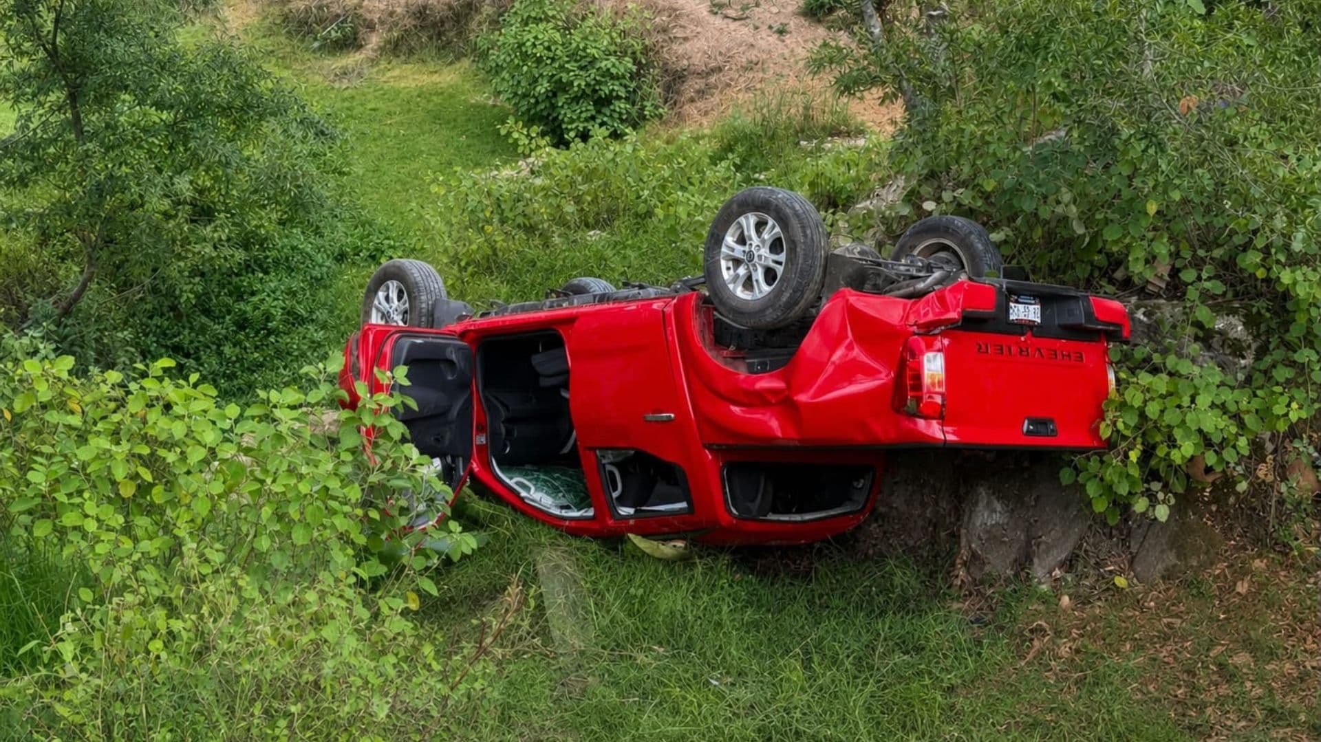 Camioneta cae a un barranco en Puebla.