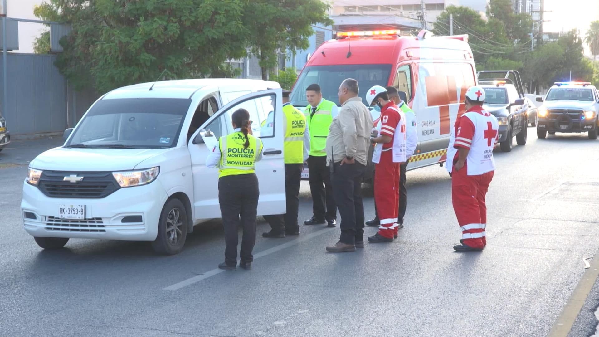 Policía de Monterrey, tránsito y paramédicos investigan muerte de conductor