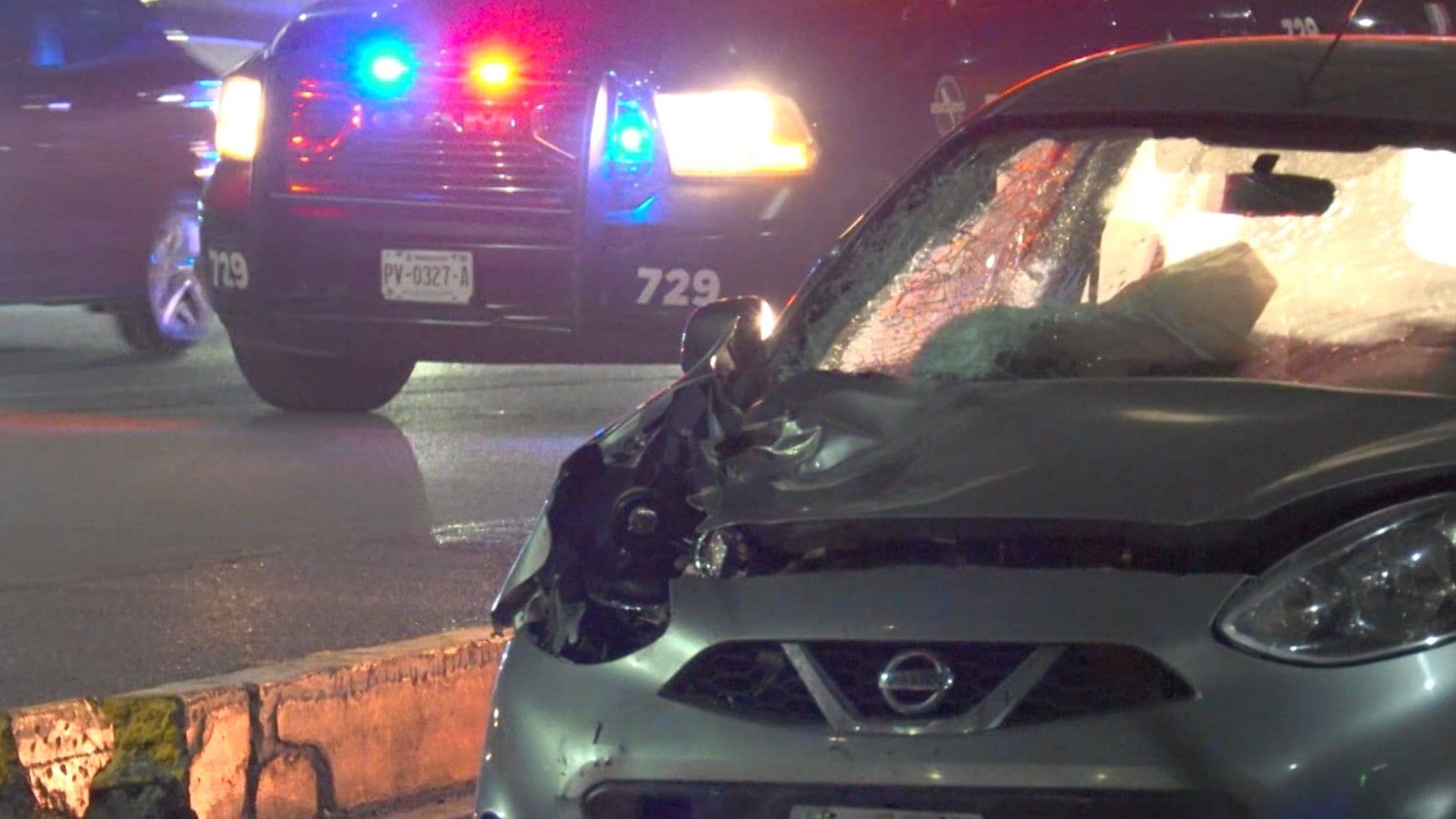 Auto dañado tras atropellar a hombre en bicicleta en Monterrey