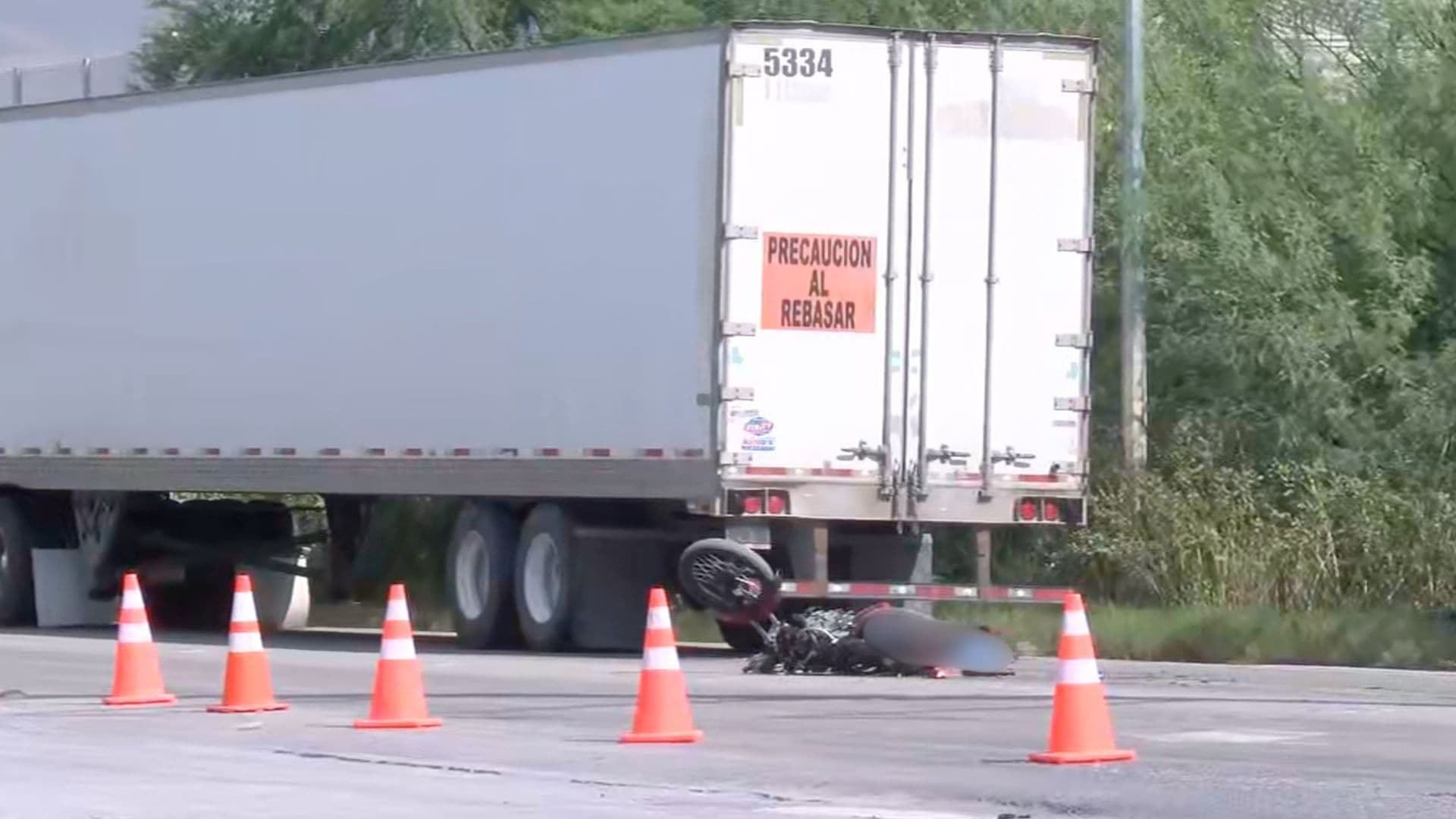 Choque moto y tráiler