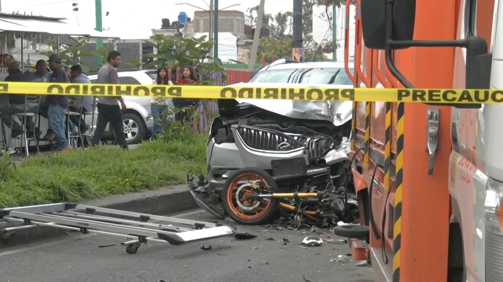 La motocicleta quedó abajo de un vehículo repartido y con ella su conductor. Foto: N+
