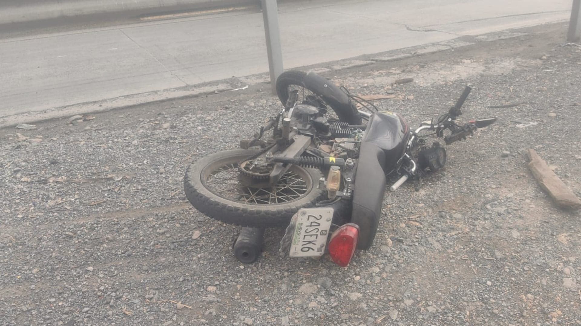 Motocicleta de conductor muerto en choque de tráileres