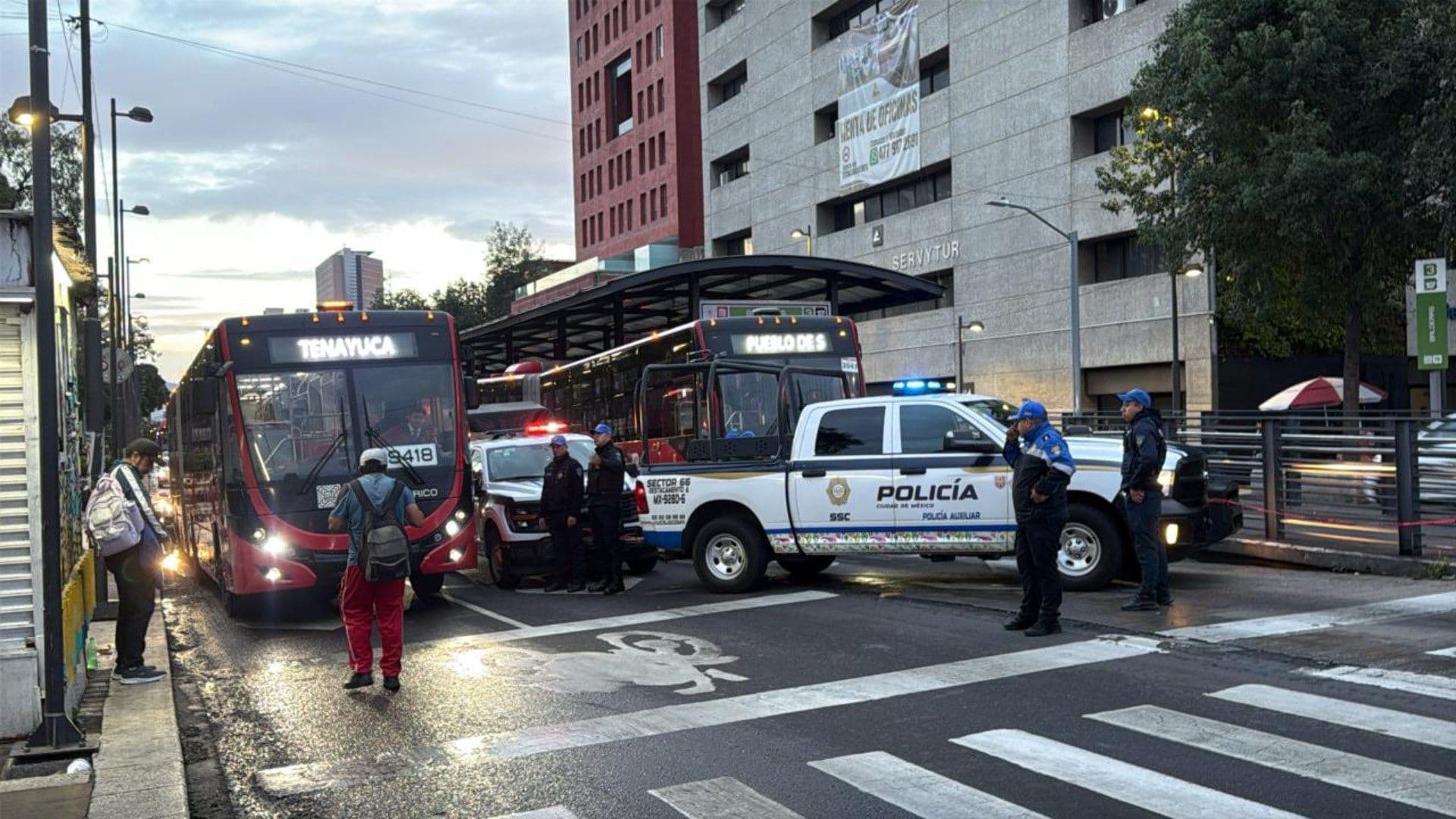 Muere persona atropellada por Metrobús
