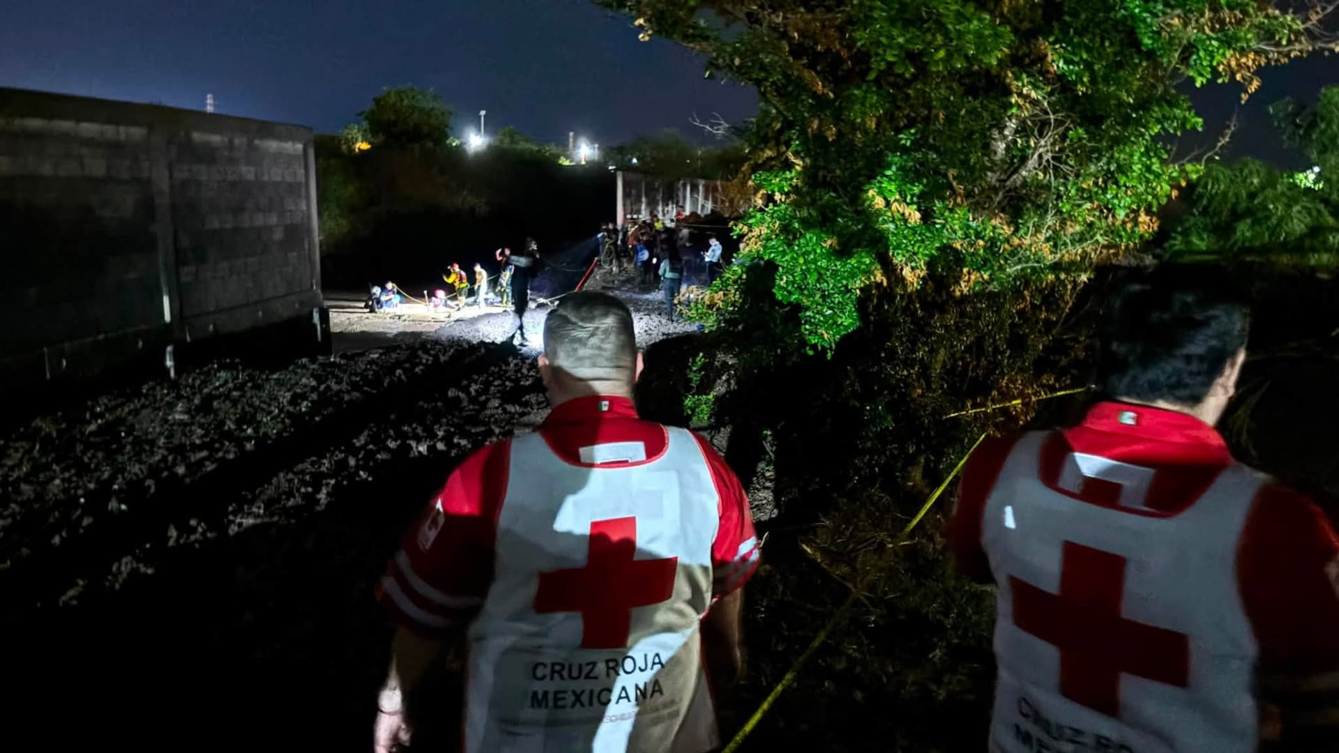 Mueren 3 Niños tras Colapso de Barda de Escuela por Fuertes Lluvias en Guamúchil, Sinaloa