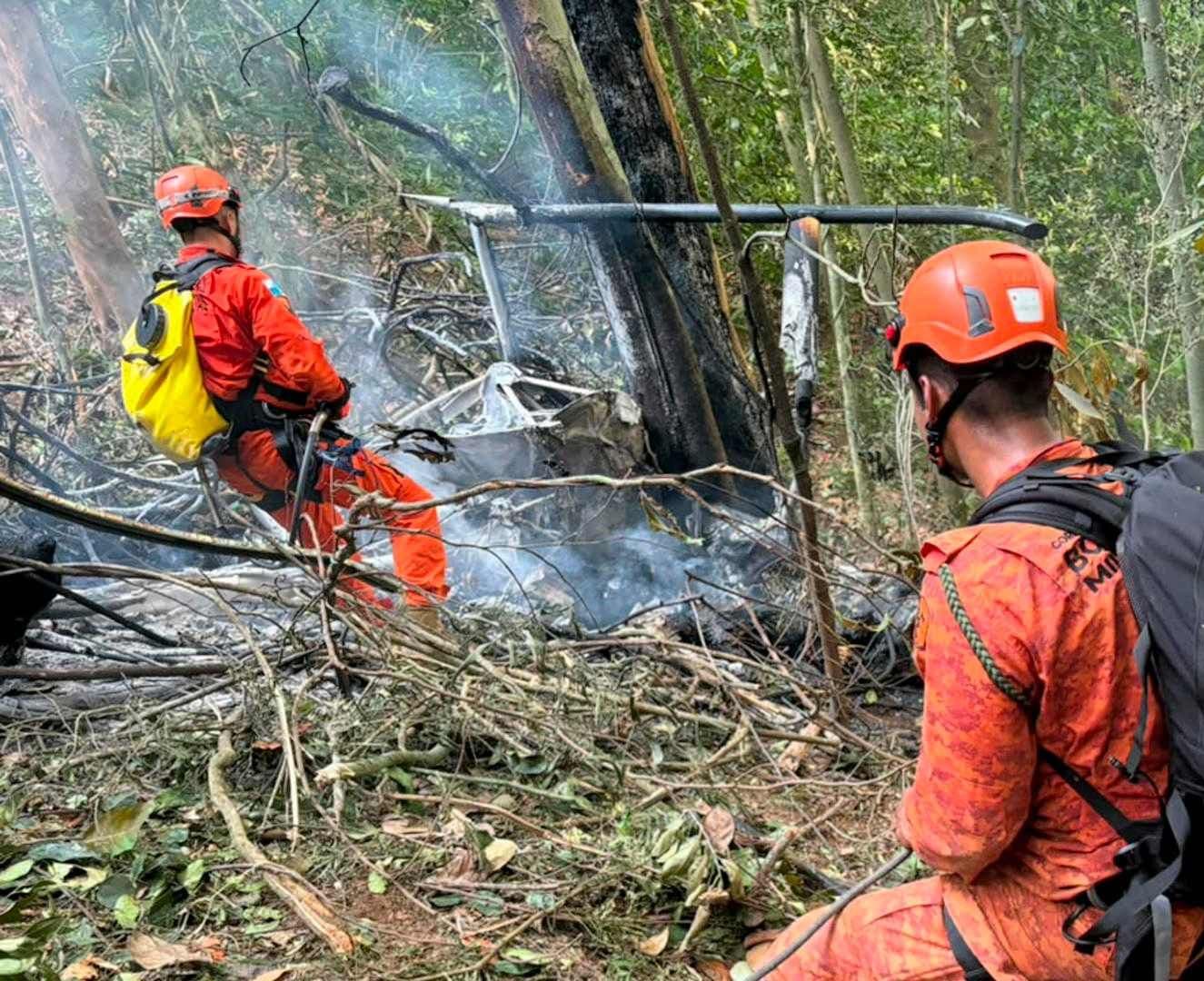 Bomberos trabajan en el lugar del accidente. Foto: EFE
