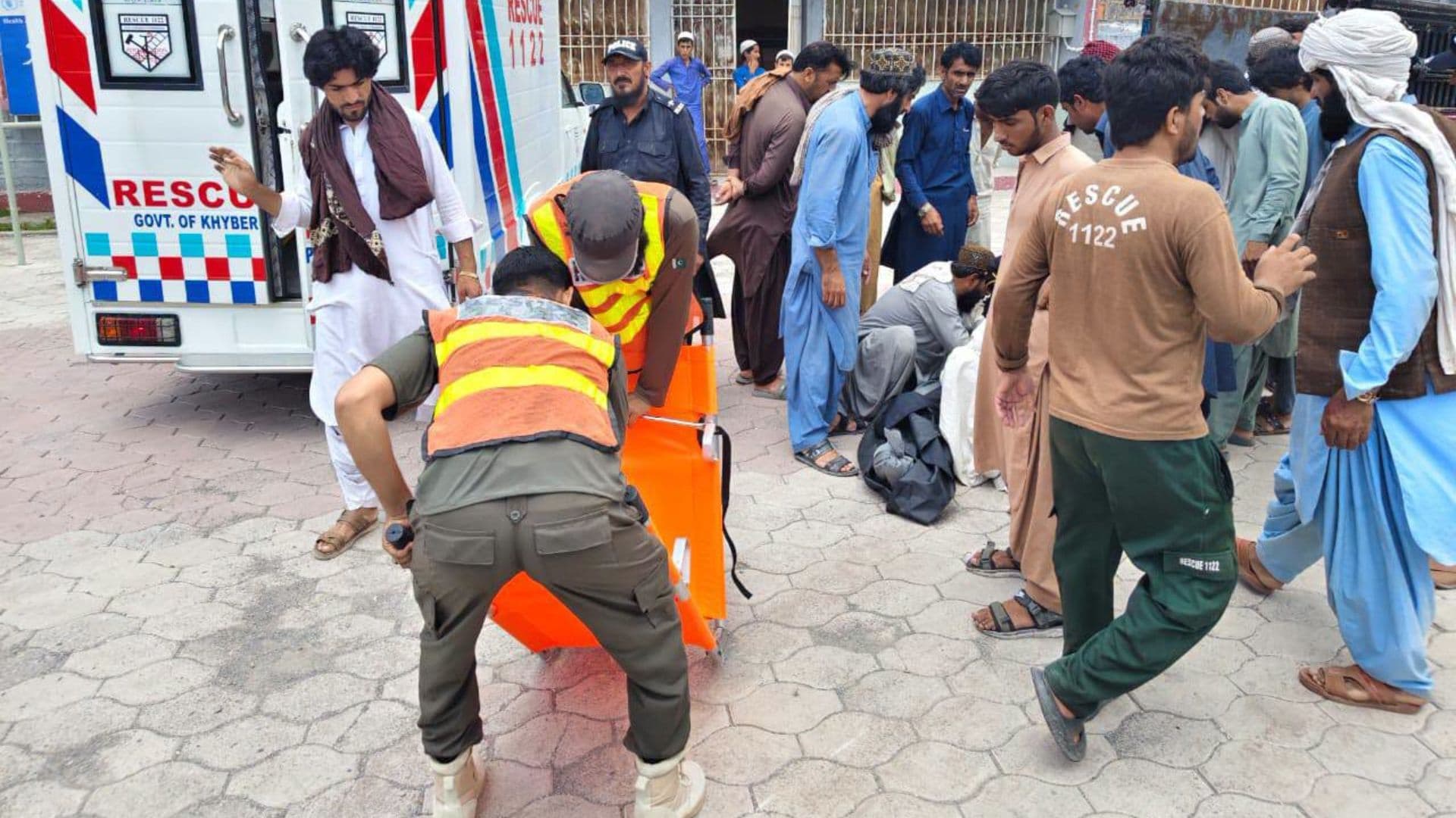 Equipos de emergencia y voluntarios ayudan en el accidente carretero en Pakistán