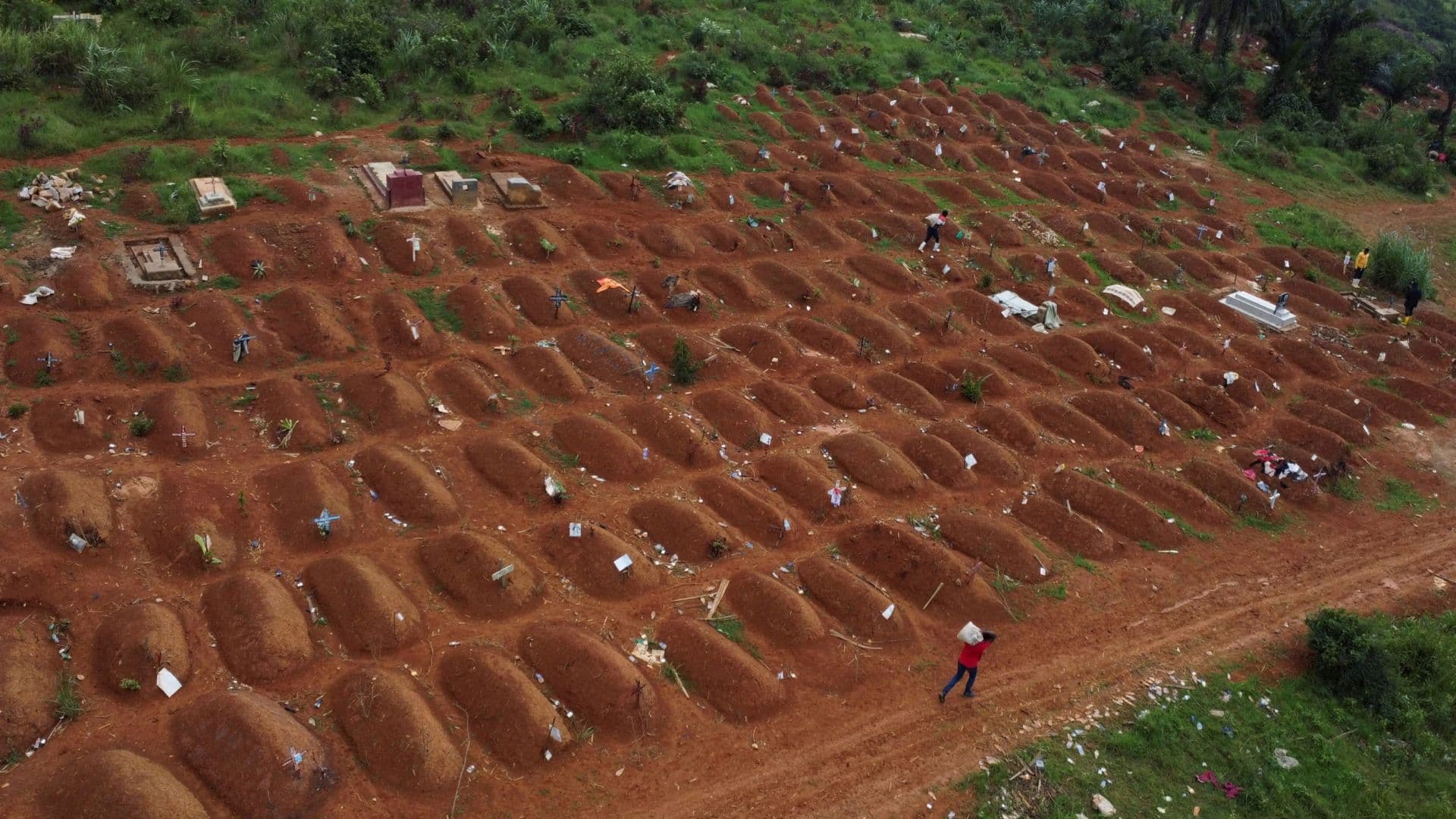 Vista general de las tumbas en el cementerio de Nyamurongo, en Bunia, Congo