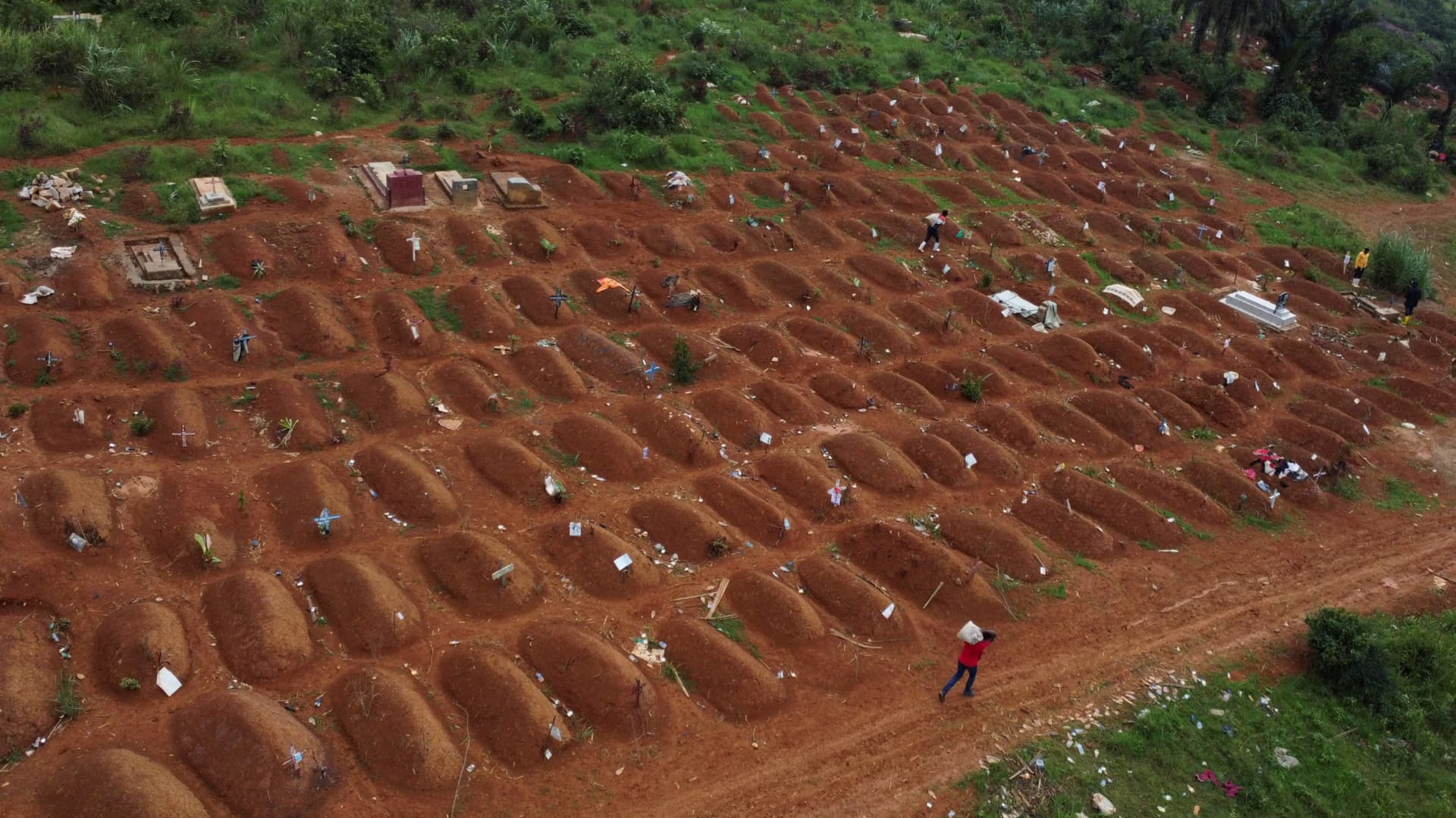 Vista general de las tumbas en el cementerio de Nyamurongo, en Bunia, Congo