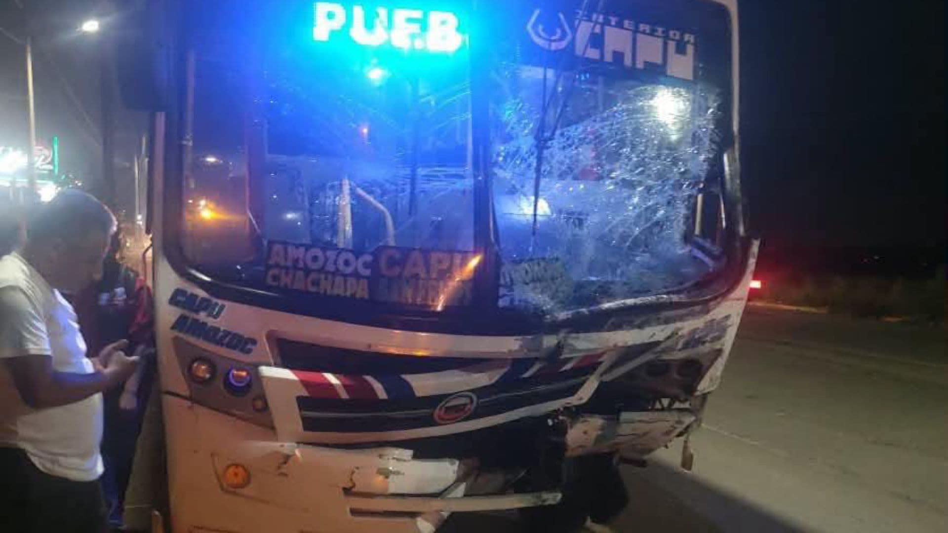 Choque entre Unidad de Transporte Público y Camioneta Deja un Muerto en Puebla