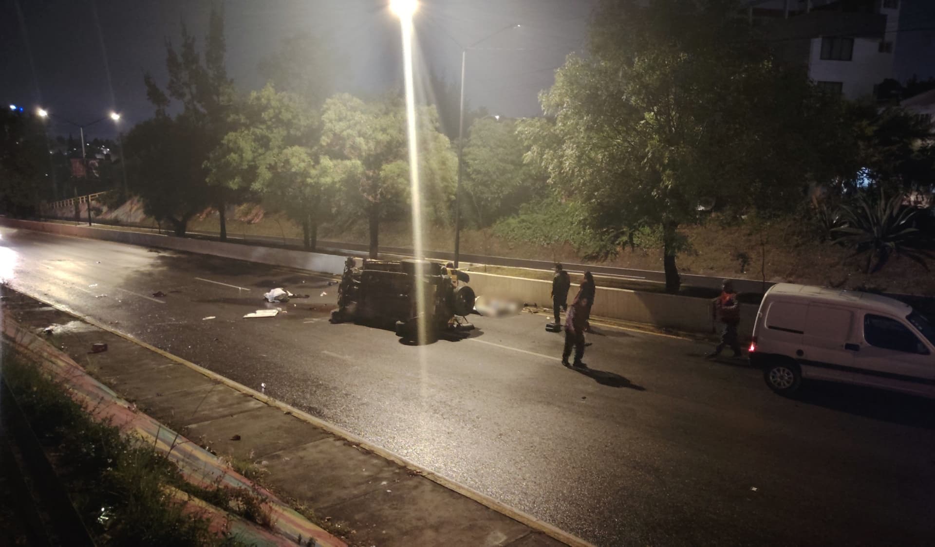 La camioneta volcó después de chocar con sentido a Puebla.