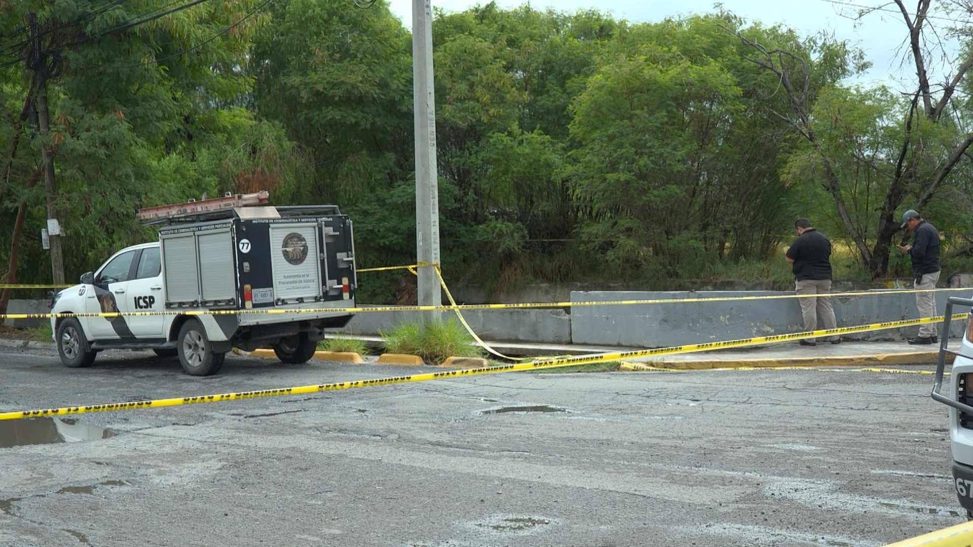 Acordonan zona por muerte de hombre en canalón en Monterrey