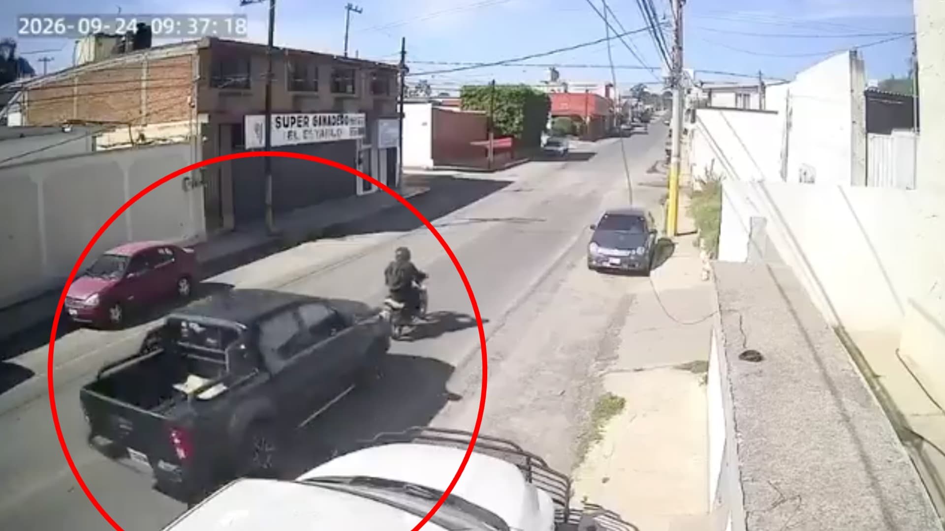 Una cámara captó la persecución de los presuntos atacantes en moto.